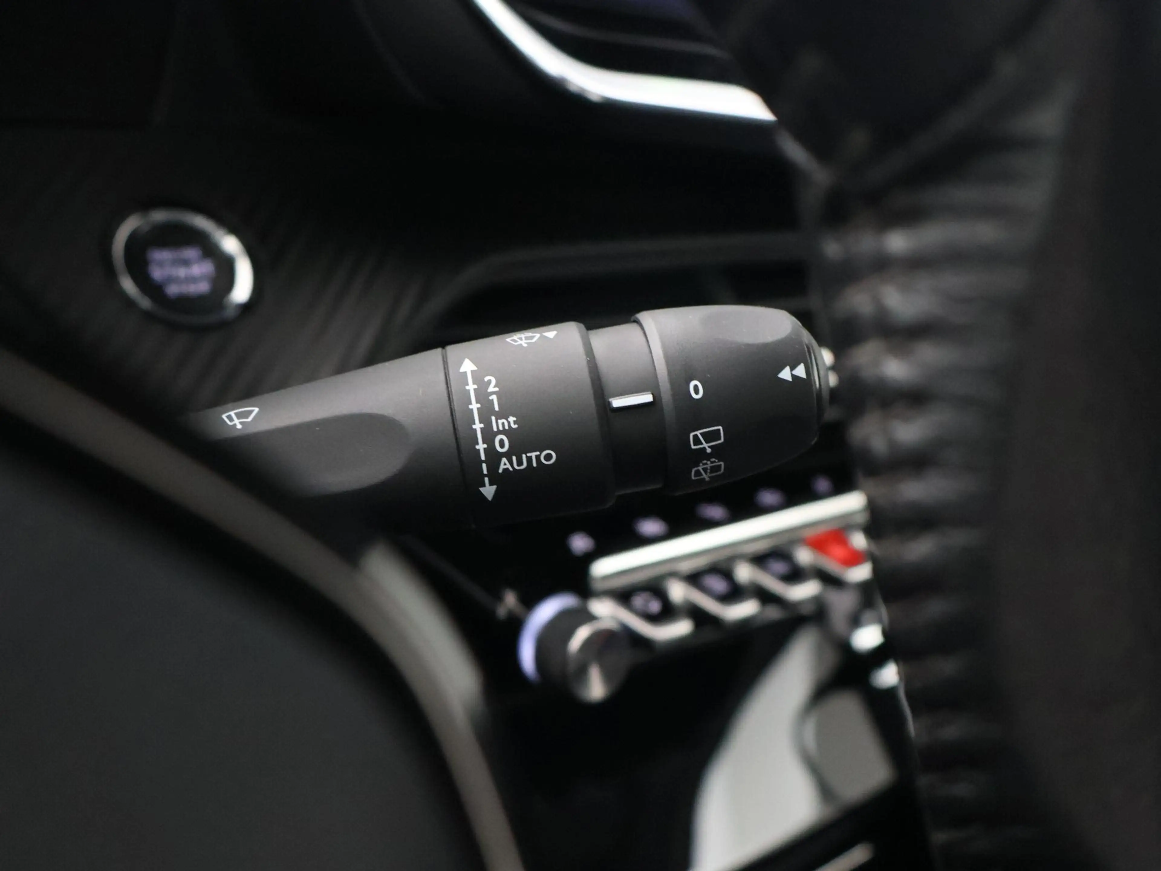 Peugeot e-2008 EV ALLURE 50 kWh + CAMERA | LED | CARPLAY | STOELV — photo 26