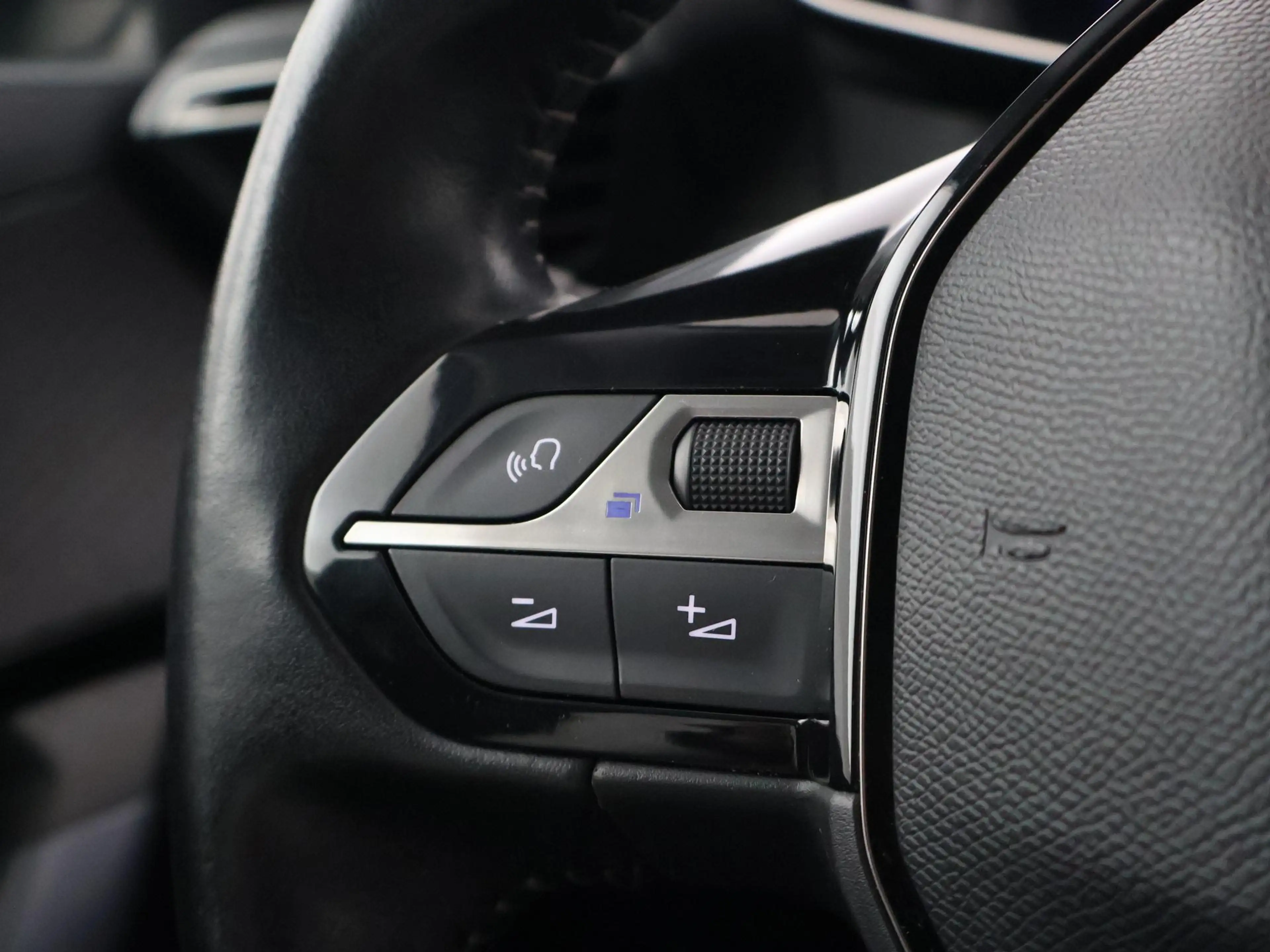 Peugeot e-2008 EV ALLURE 50 kWh + CAMERA | LED | CARPLAY | STOELV — photo 29
