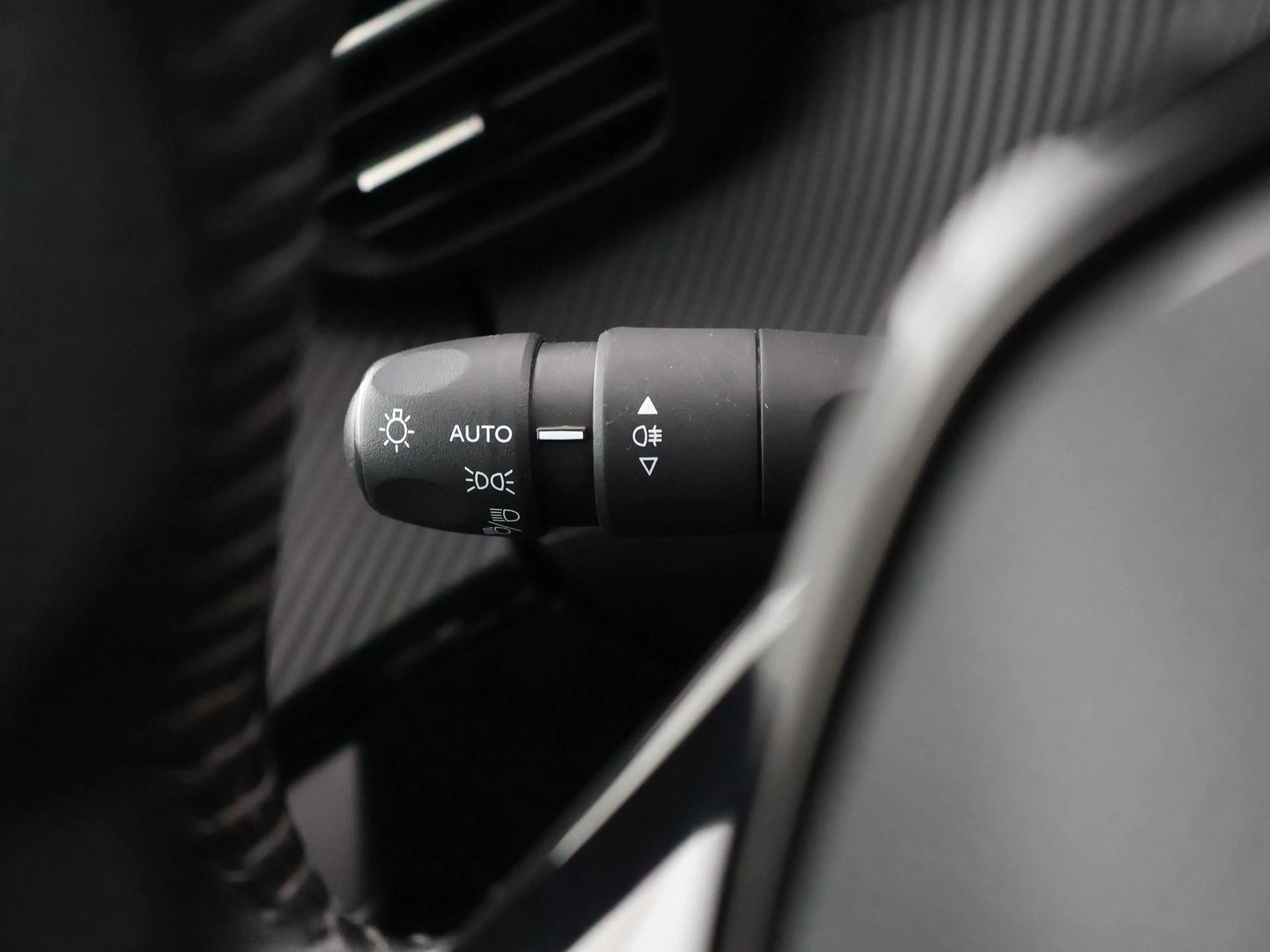 Peugeot e-2008 EV ALLURE 50 kWh + CAMERA | LED | CARPLAY | STOELV — photo 25