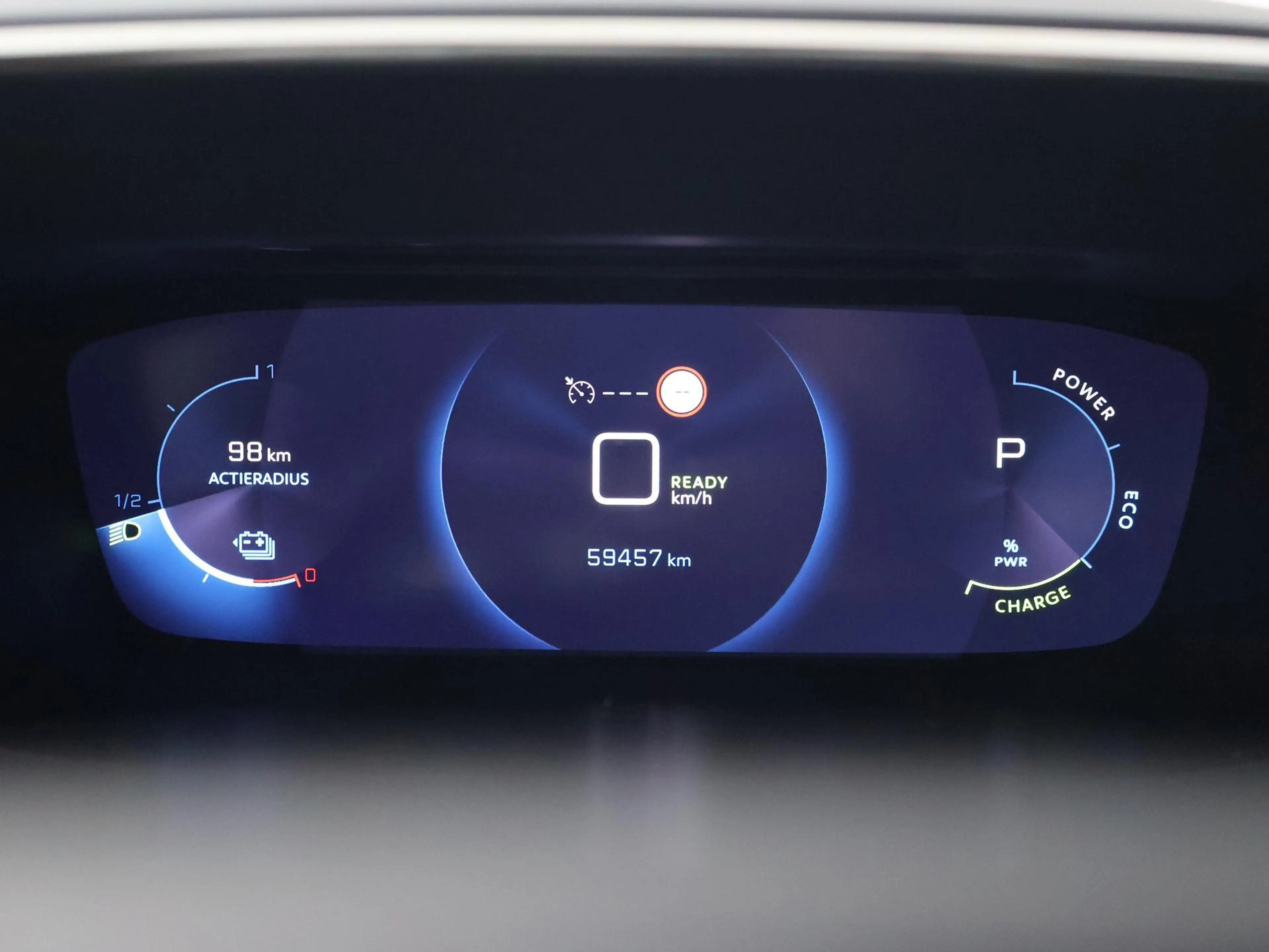 Peugeot e-2008 EV ALLURE 50 kWh + CAMERA | LED | CARPLAY | STOELV — photo 33
