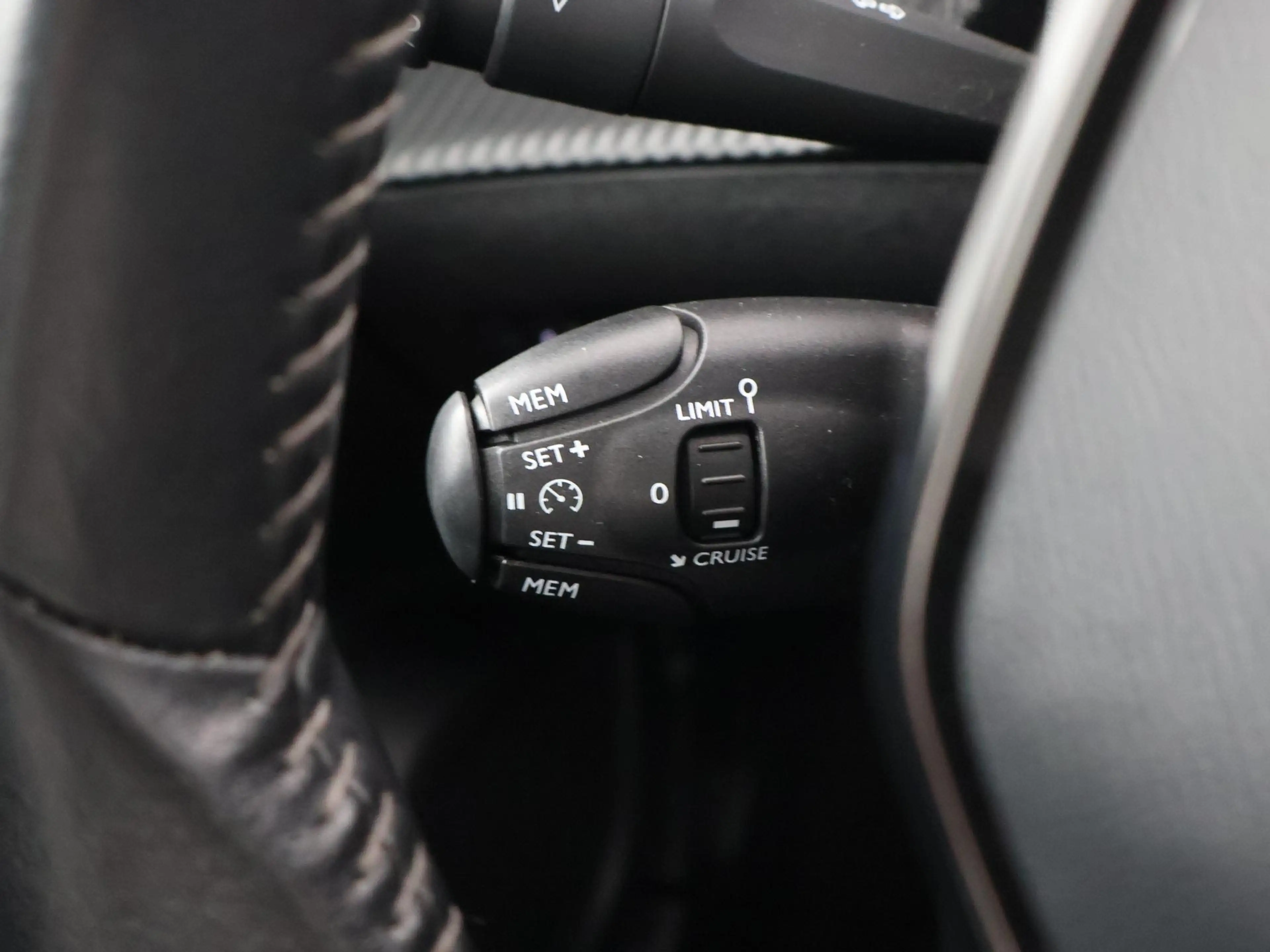 Peugeot e-2008 EV ALLURE 50 kWh + CAMERA | LED | CARPLAY | STOELV — photo 27