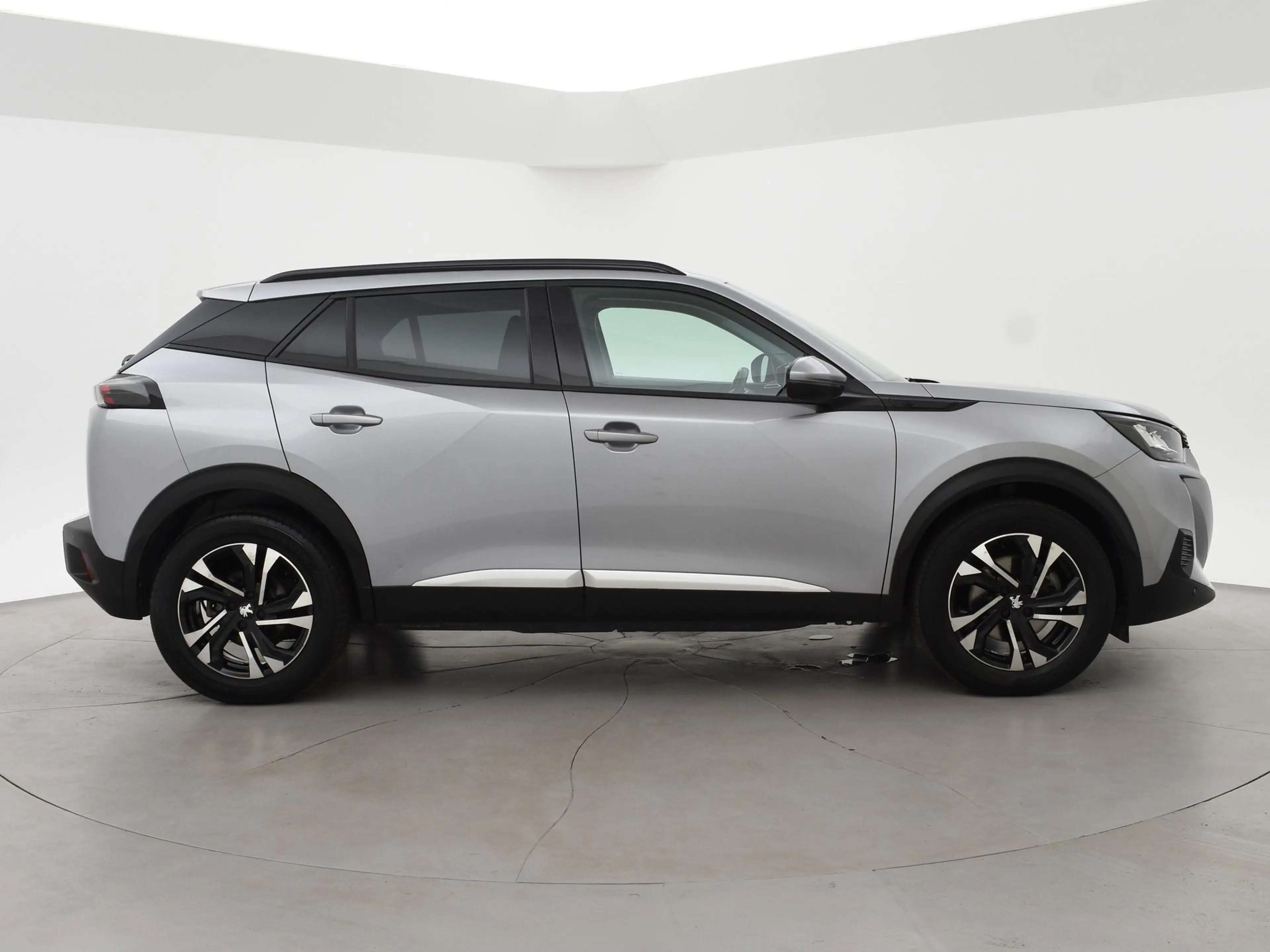 Peugeot e-2008 EV ALLURE 50 kWh + CAMERA | LED | CARPLAY | STOELV — photo 11