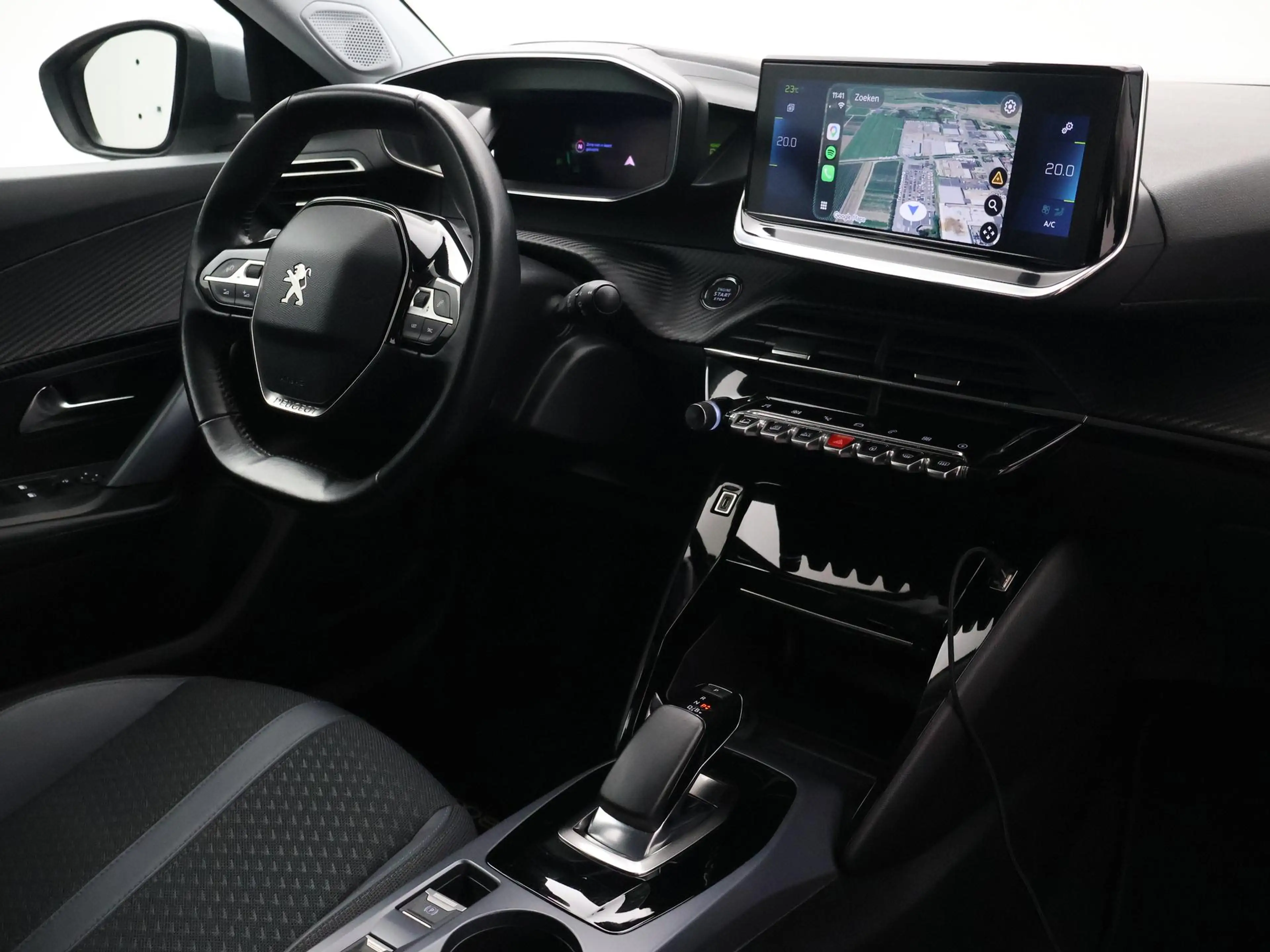 Peugeot e-2008 EV ALLURE 50 kWh + CAMERA | LED | CARPLAY | STOELV — photo 4