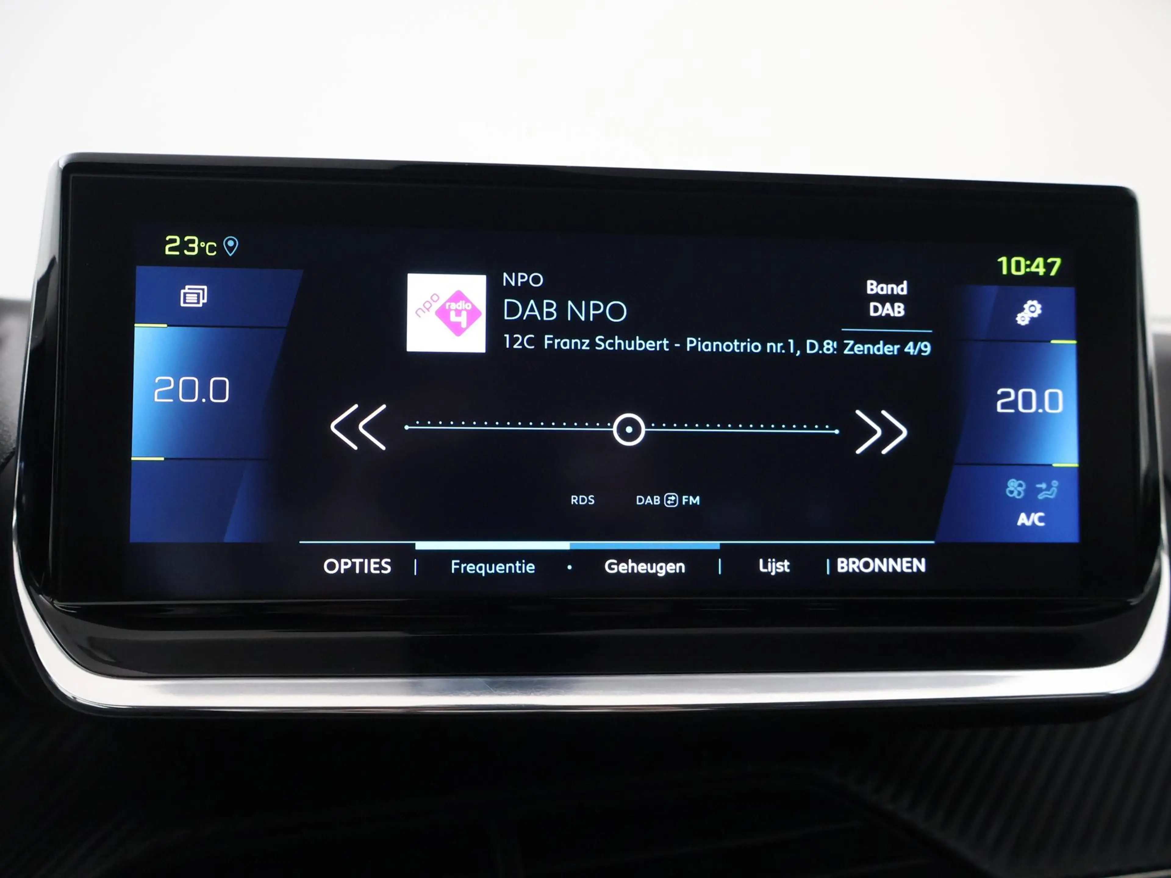 Peugeot e-2008 EV ALLURE 50 kWh + CAMERA | LED | CARPLAY | STOELV — photo 42