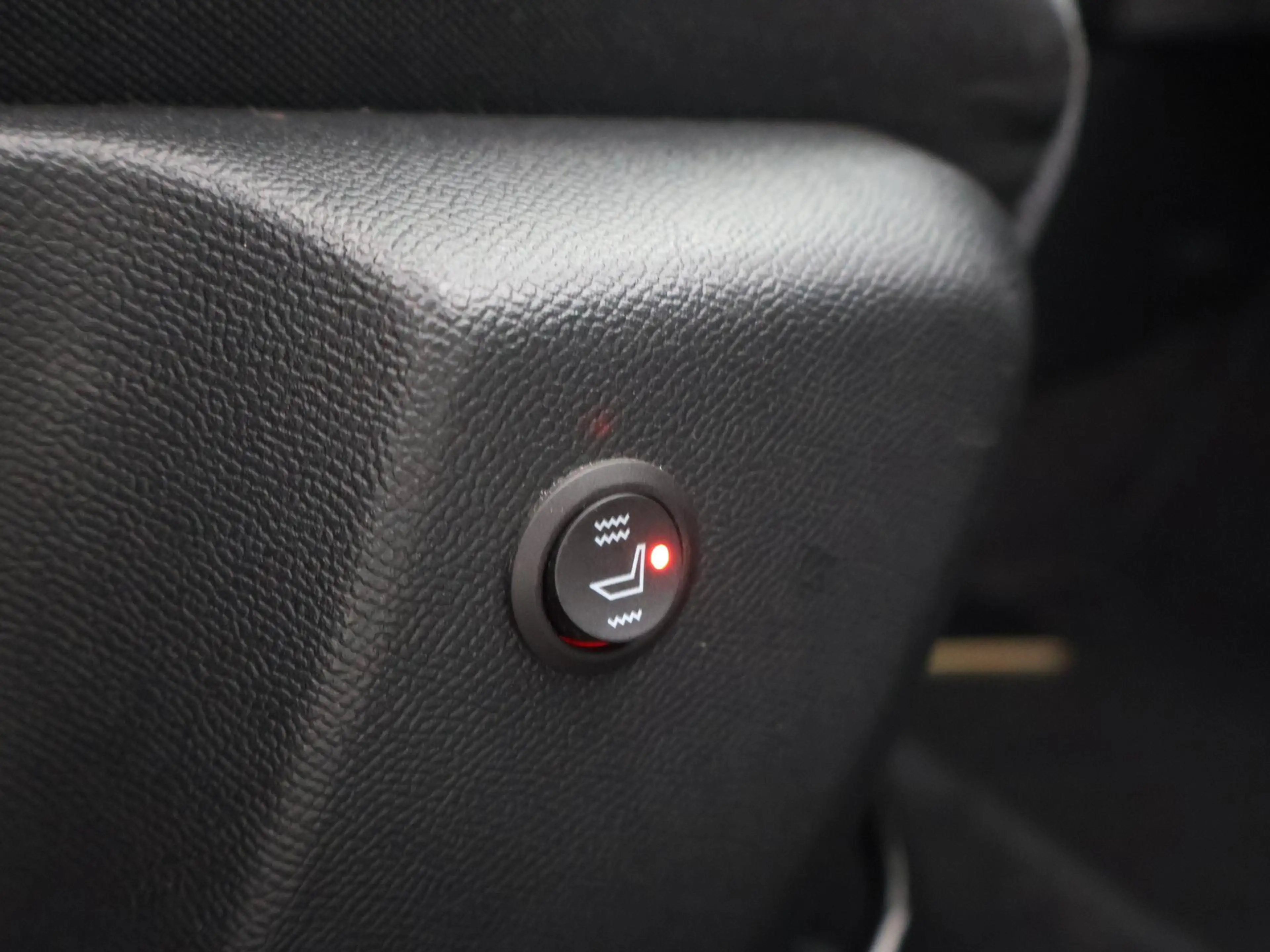 Peugeot e-2008 EV ALLURE 50 kWh + CAMERA | LED | CARPLAY | STOELV — photo 9