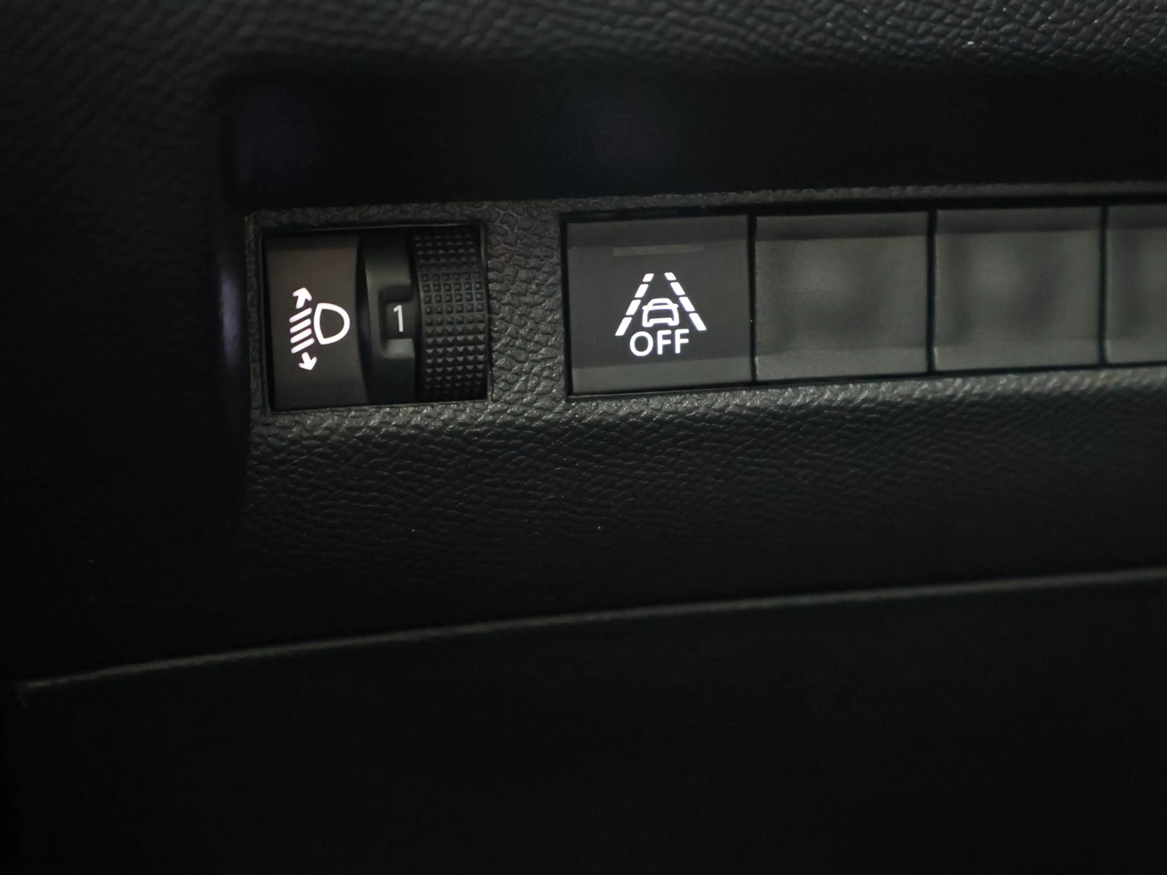Peugeot e-2008 EV ALLURE 50 kWh + CAMERA | LED | CARPLAY | STOELV — photo 23