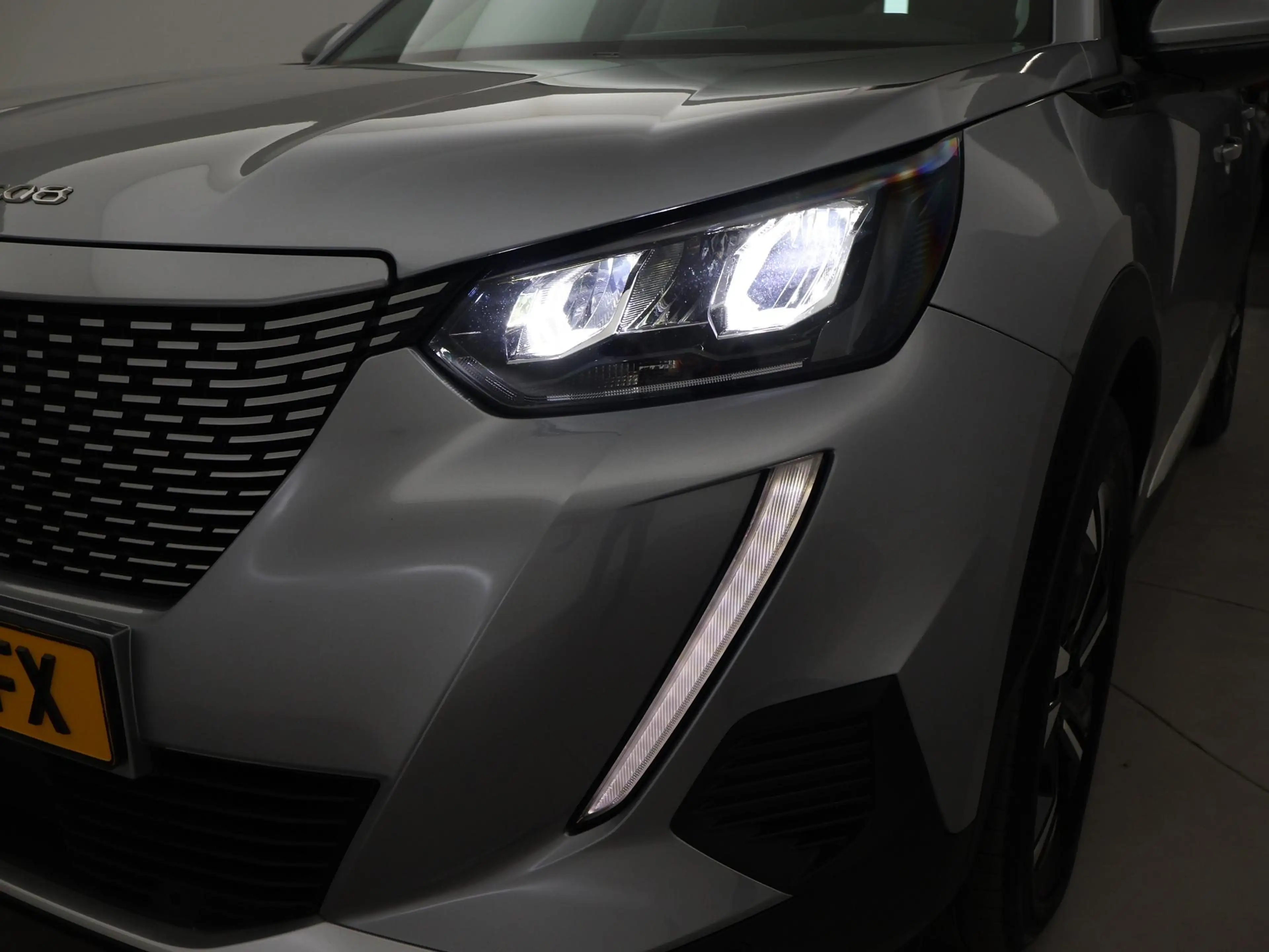 Peugeot e-2008 EV ALLURE 50 kWh + CAMERA | LED | CARPLAY | STOELV — photo 18