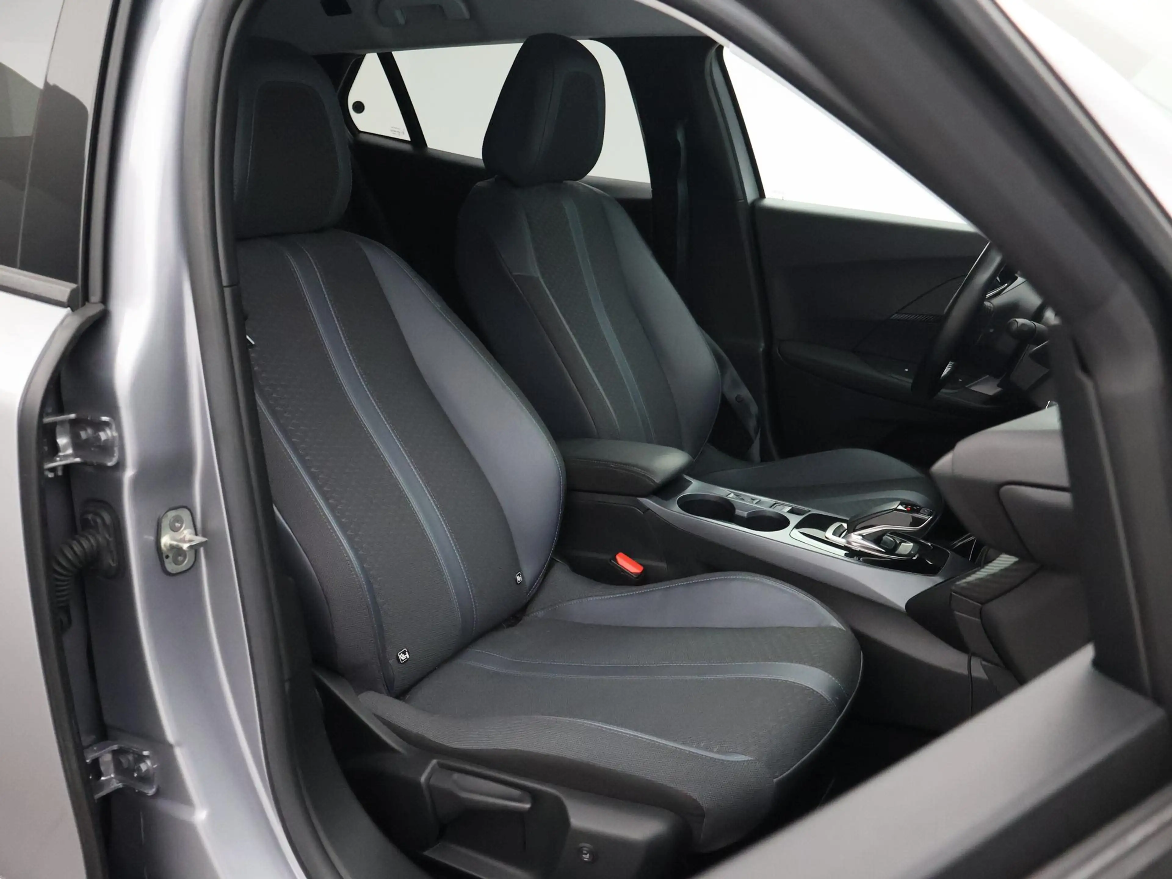Peugeot e-2008 EV ALLURE 50 kWh + CAMERA | LED | CARPLAY | STOELV — photo 8