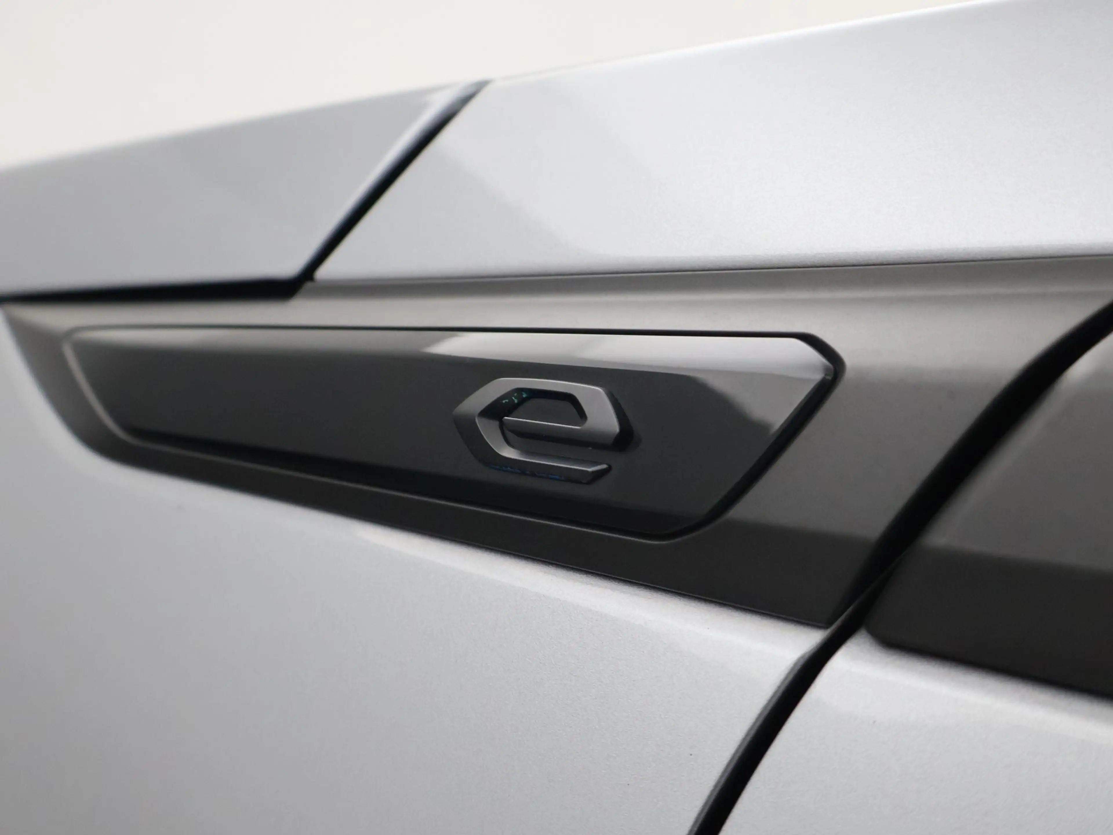 Peugeot e-2008 EV ALLURE 50 kWh + CAMERA | LED | CARPLAY | STOELV — photo 19