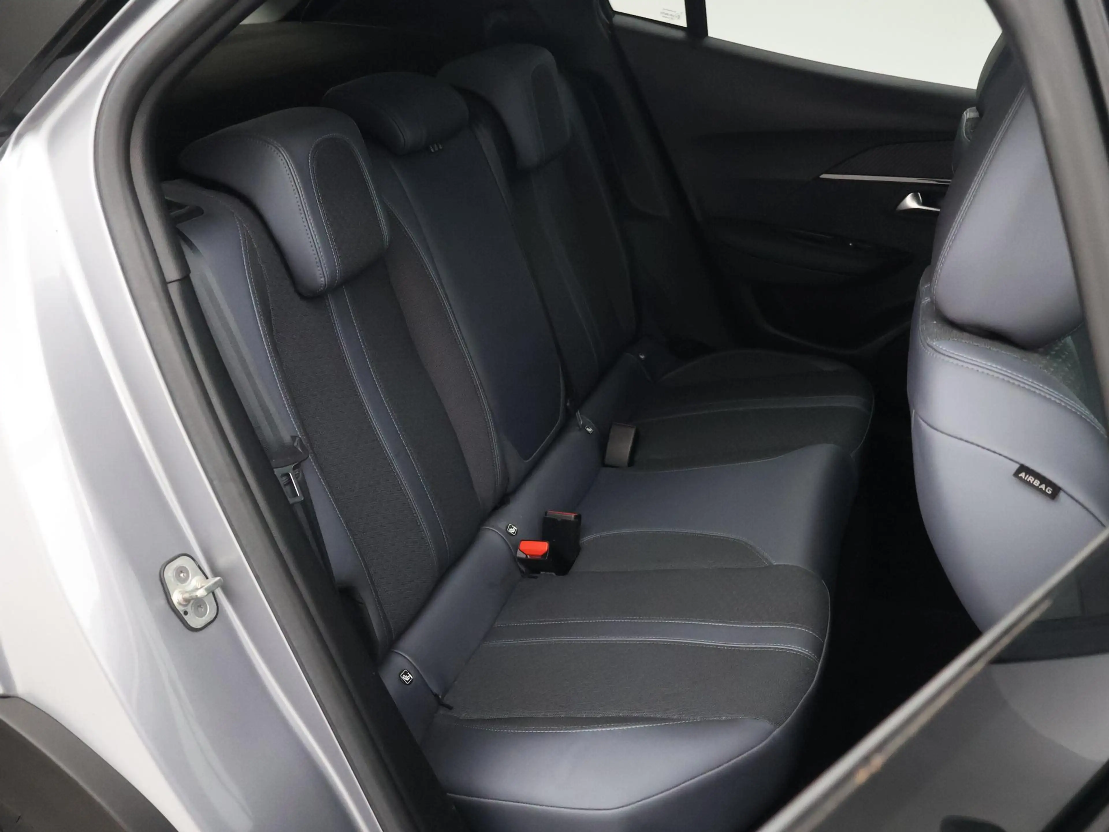 Peugeot e-2008 EV ALLURE 50 kWh + CAMERA | LED | CARPLAY | STOELV — photo 10