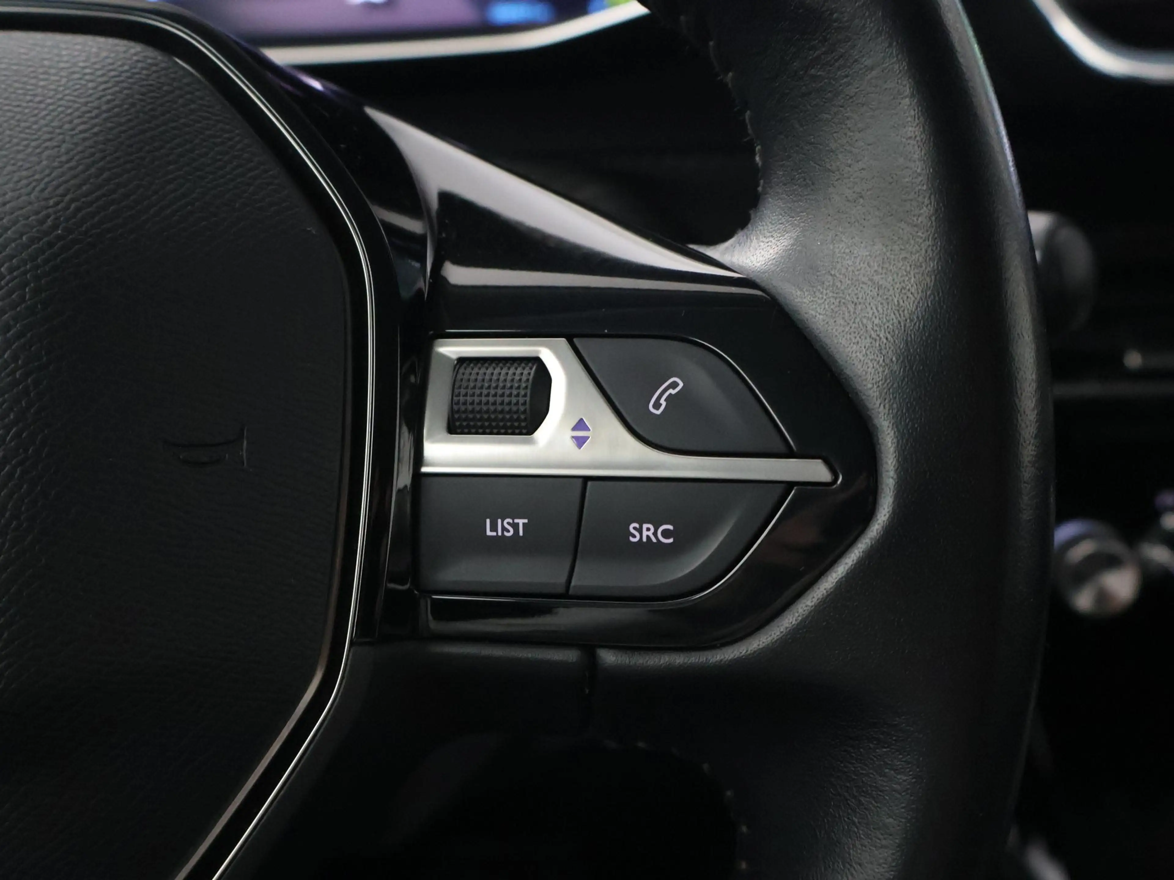 Peugeot e-2008 EV ALLURE 50 kWh + CAMERA | LED | CARPLAY | STOELV — photo 31