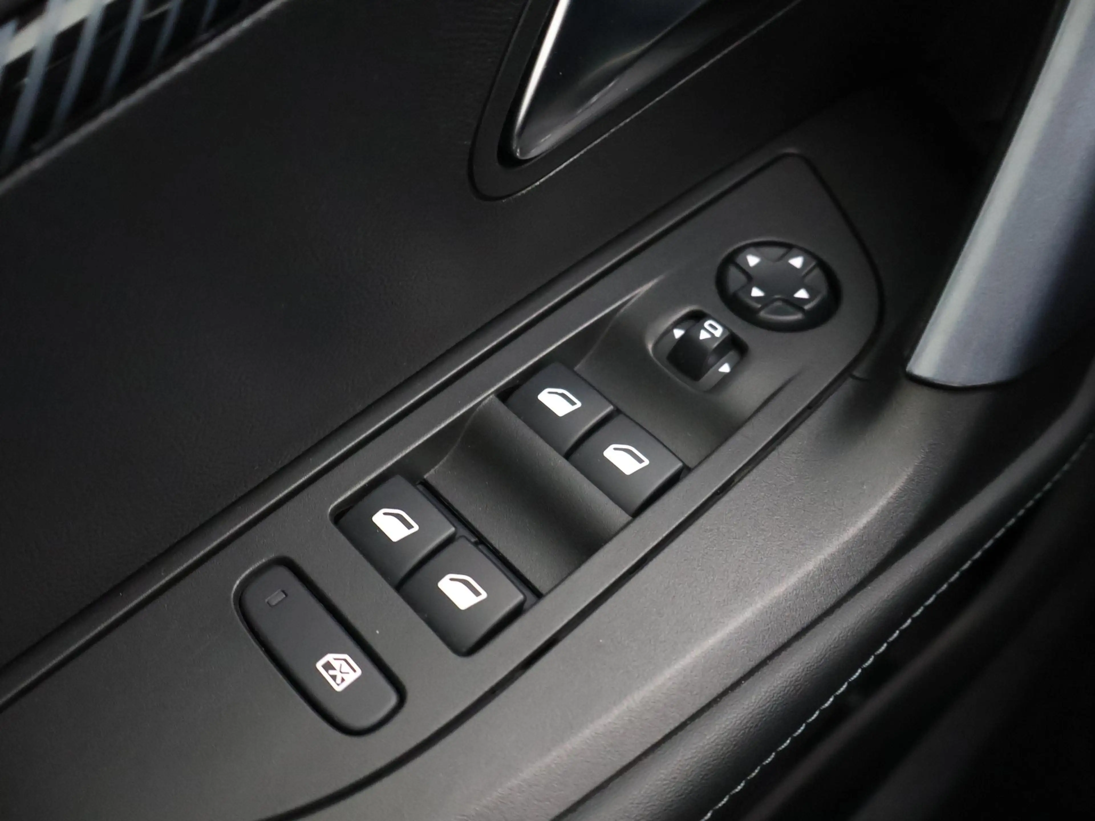 Peugeot e-2008 EV ALLURE 50 kWh + CAMERA | LED | CARPLAY | STOELV — photo 22