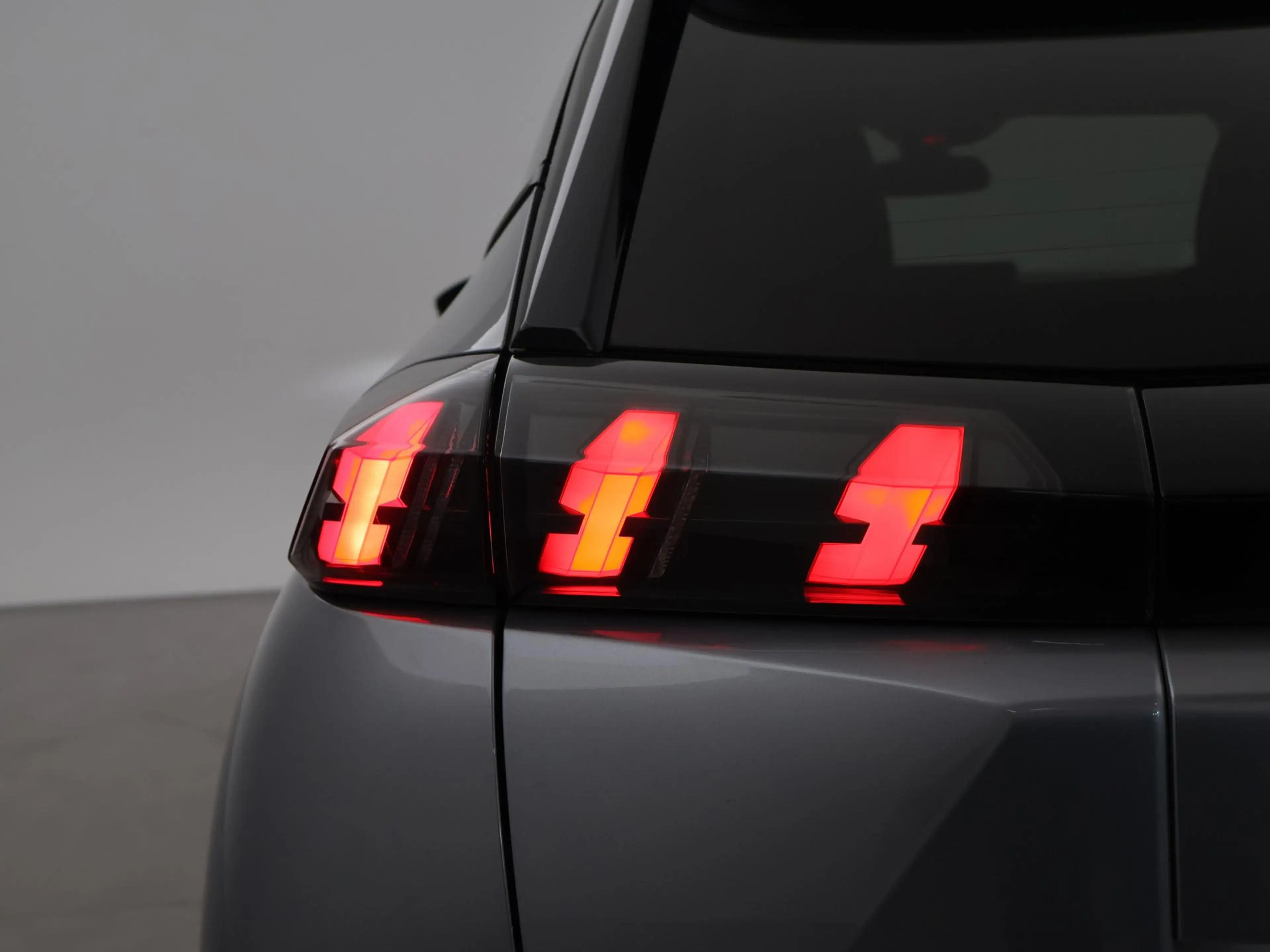 Peugeot e-2008 EV ALLURE 50 kWh + CAMERA | LED | CARPLAY | STOELV — photo 17