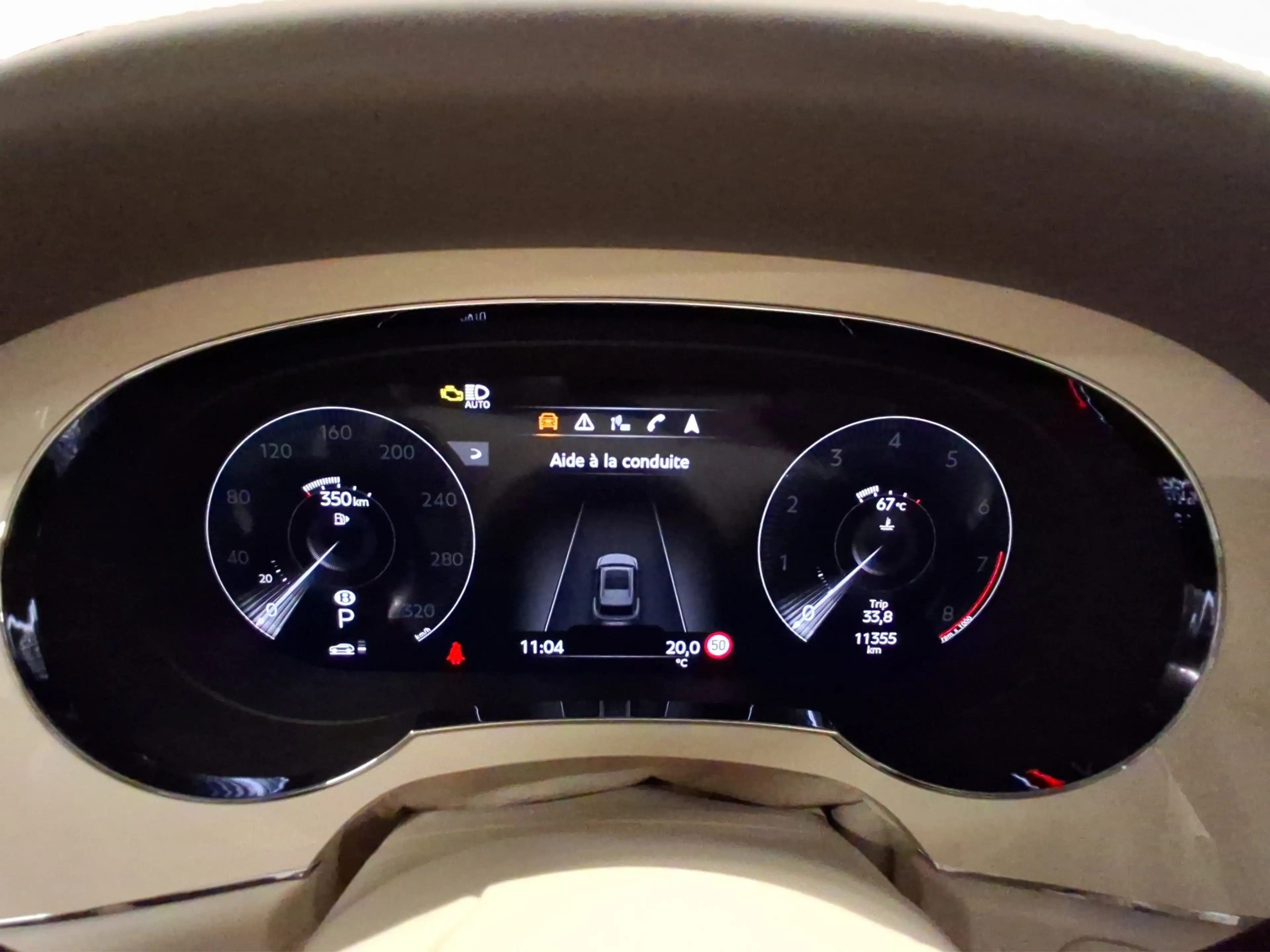 Bentley Bentayga V8 — photo 11