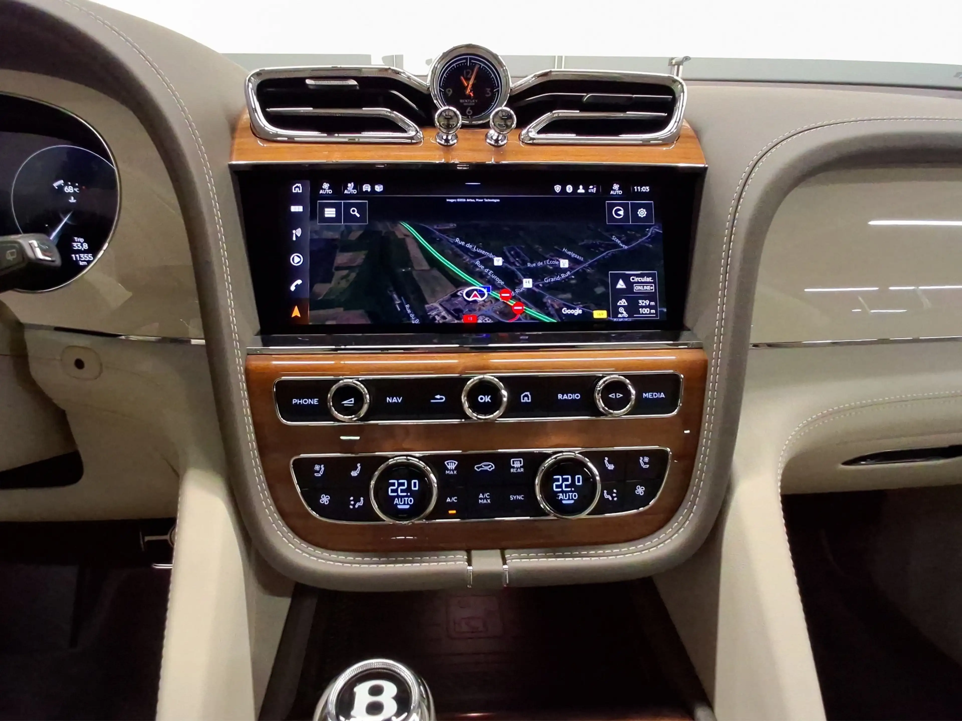 Bentley Bentayga V8 — photo 9