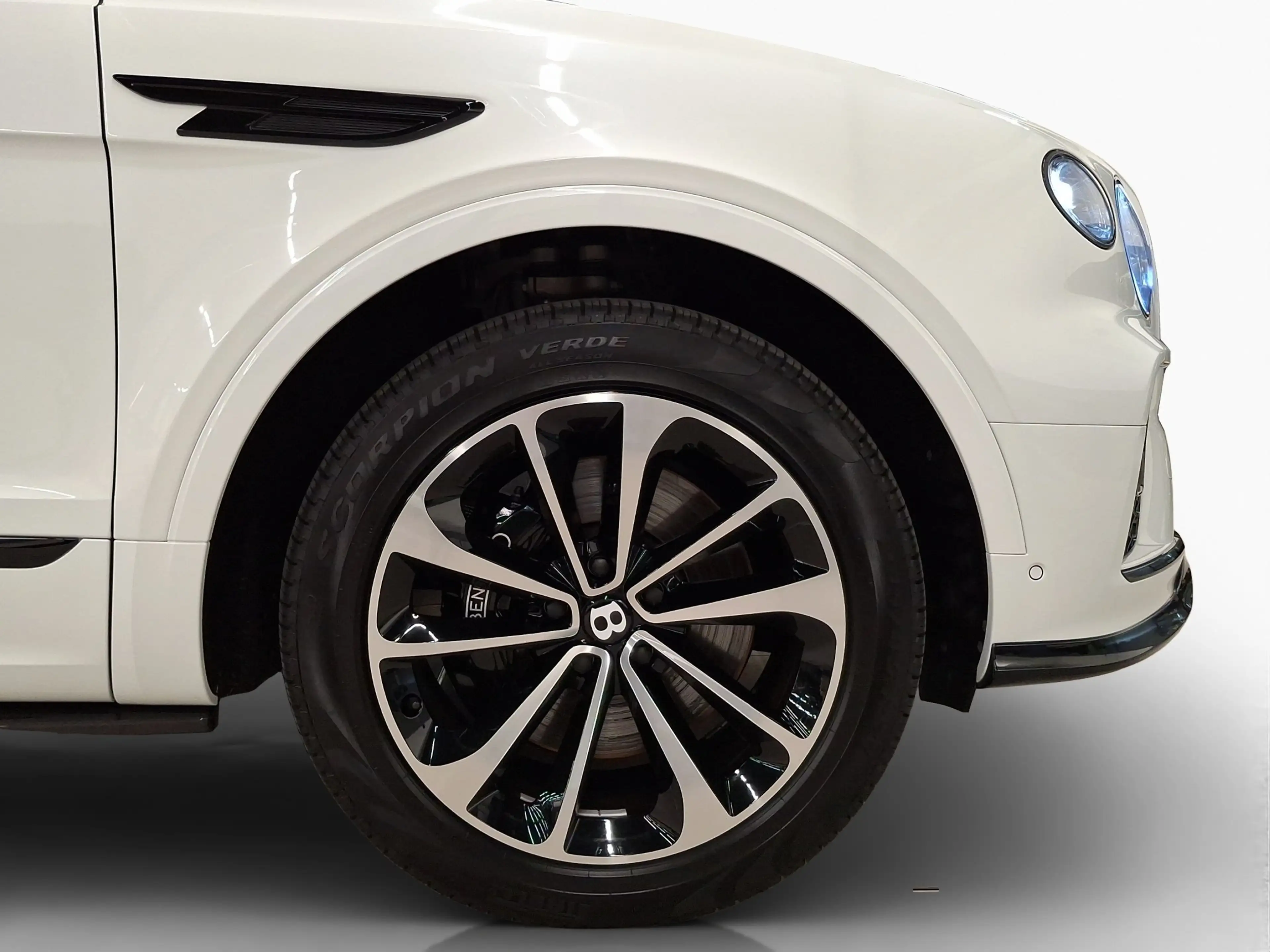 Bentley Bentayga V8 — photo 6