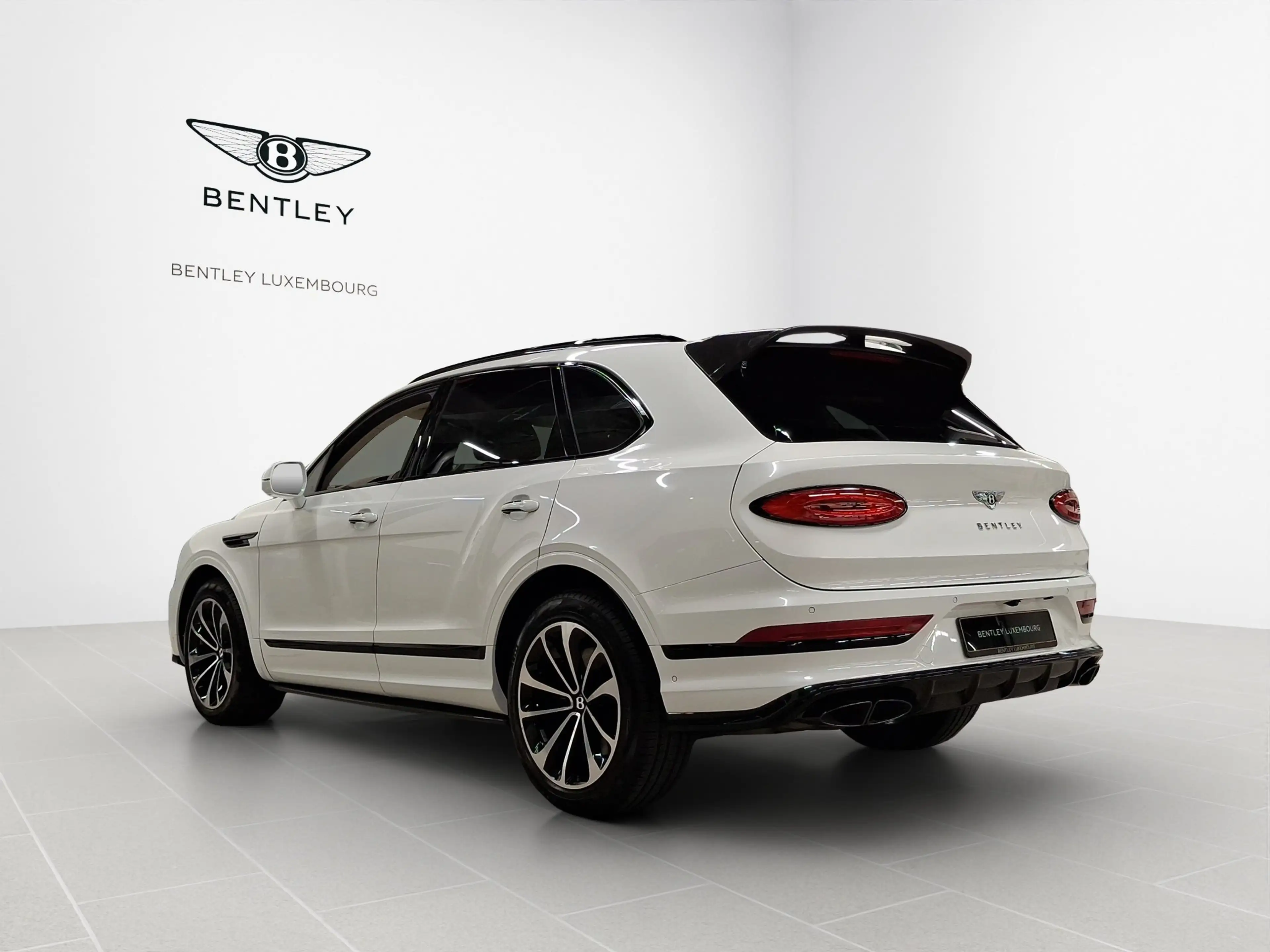 Bentley Bentayga V8 — photo 3