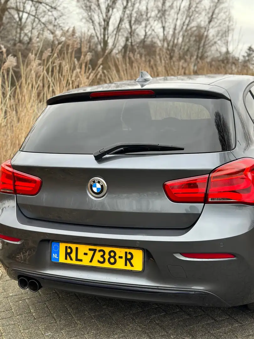 BMW 120 i High Exec met panorama dak, leer en sportstoelen Szary - 2