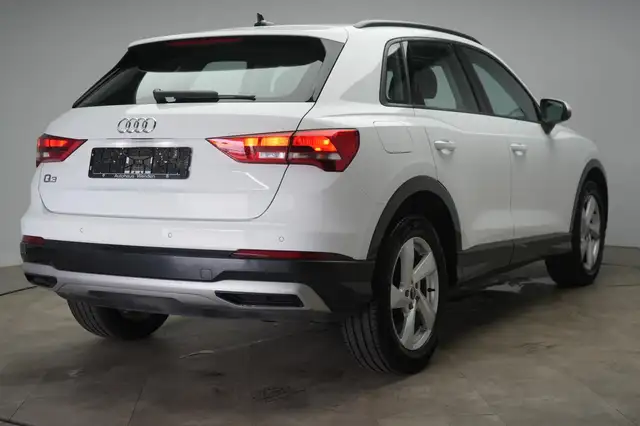 Audi Q3 view 6