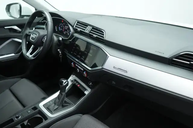 Audi Q3 view 8