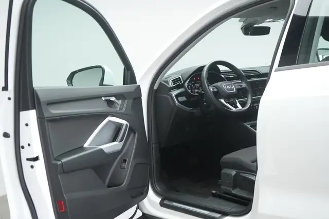 Audi Q3 view 12