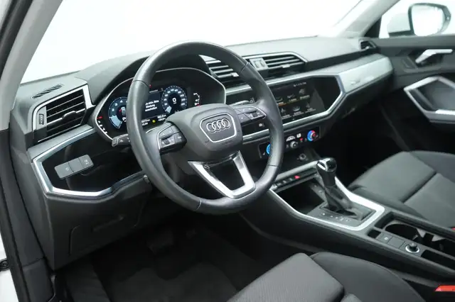 Audi Q3 view 13