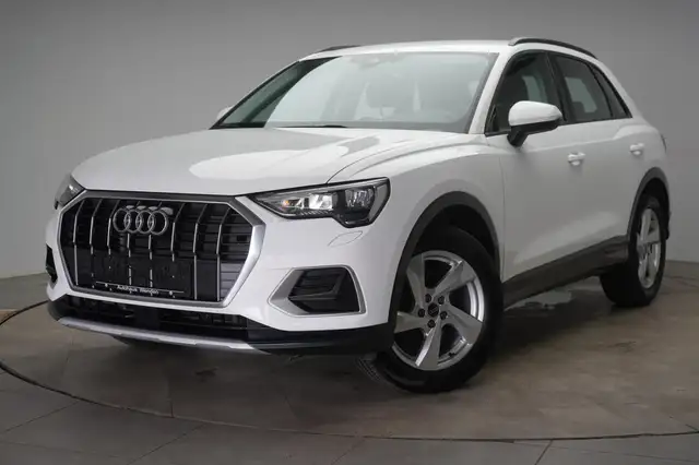 Audi Q3 view 3