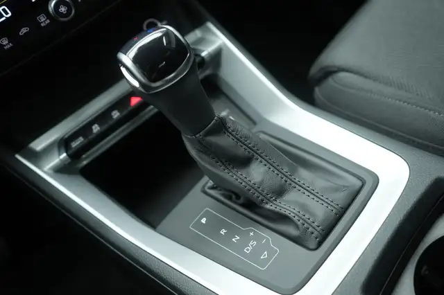 Audi Q3 view 18