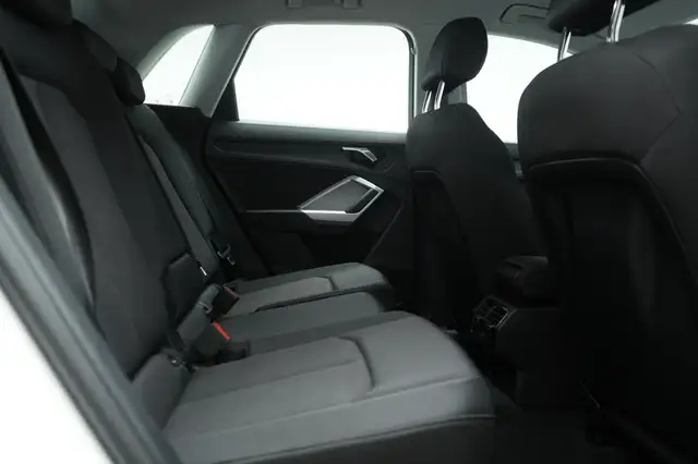 Audi Q3 view 9