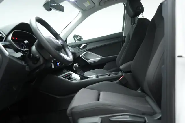 Audi Q3 view 10