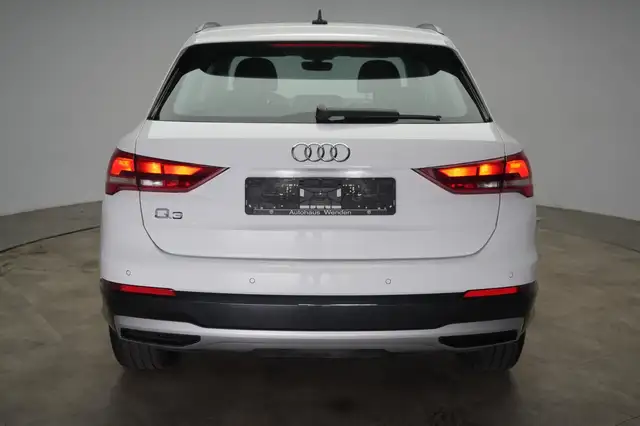 Audi Q3 view 5