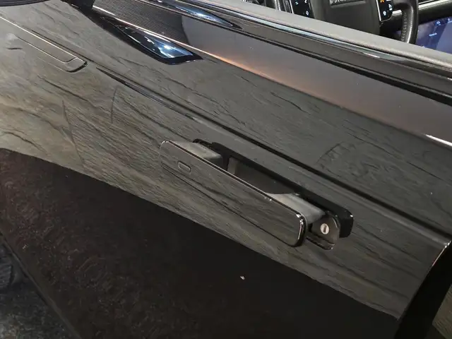 Land Rover Range Rover Velar view 13