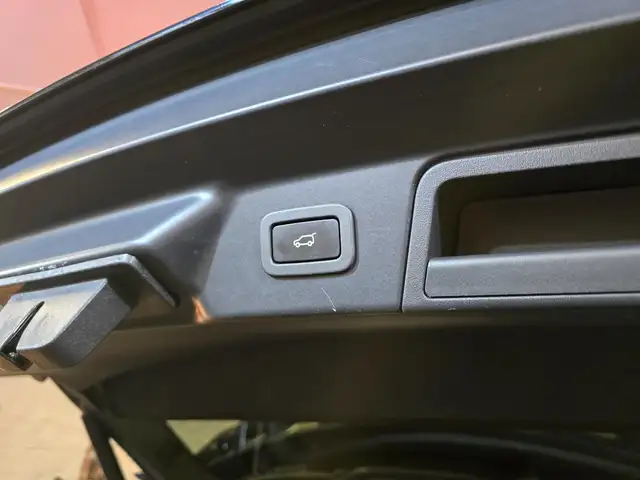 Land Rover Range Rover Velar view 28
