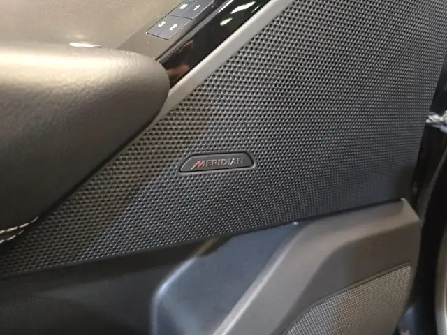 Land Rover Range Rover Velar view 15