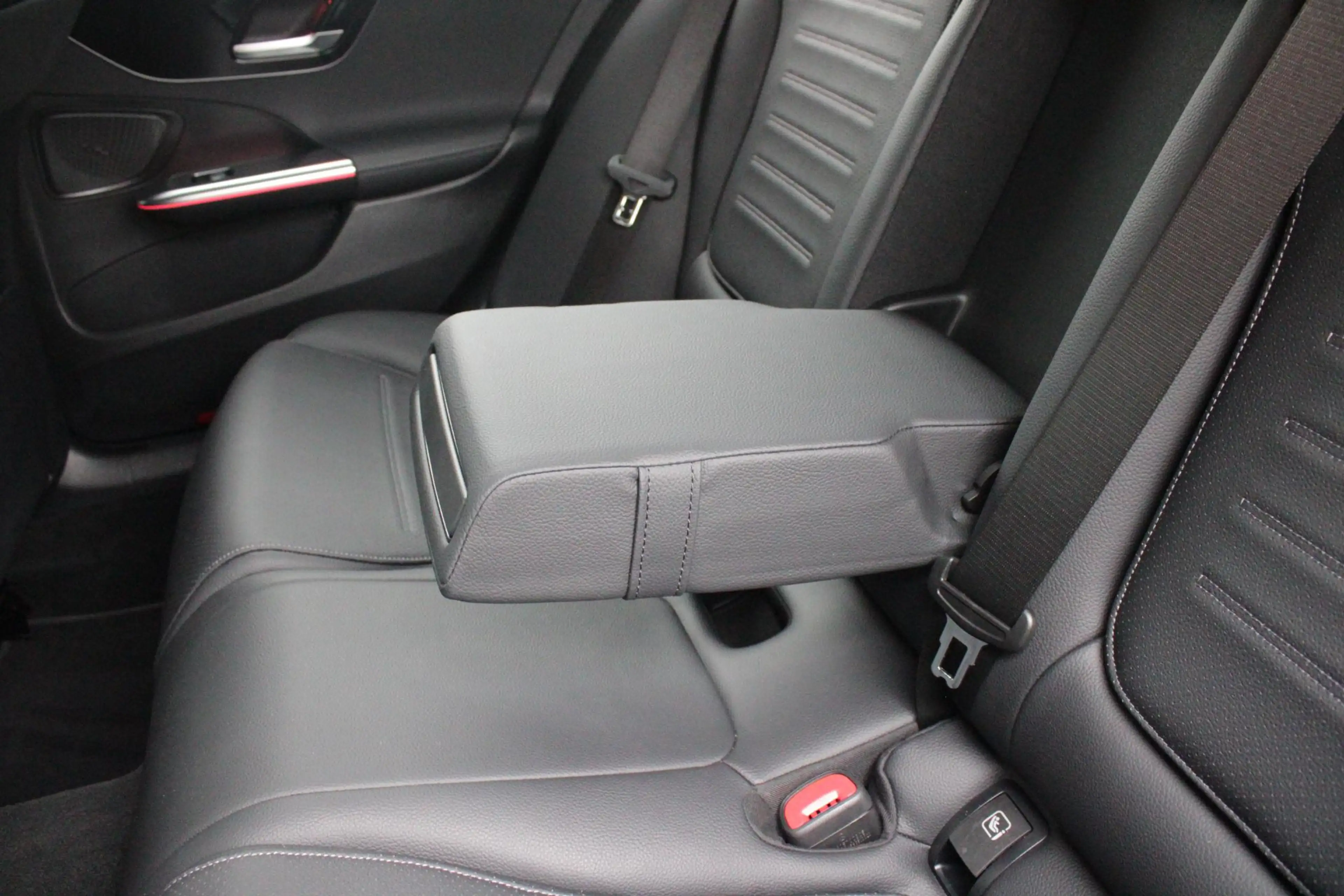 Mercedes-Benz C 200 Estate 218PK Launch Edition AMG Line | PANORAMISCH — photo 24