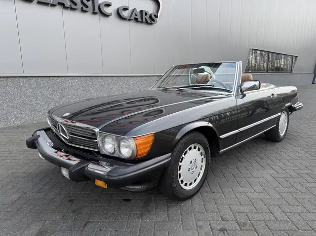 Mercedes-Benz SL 560 R107