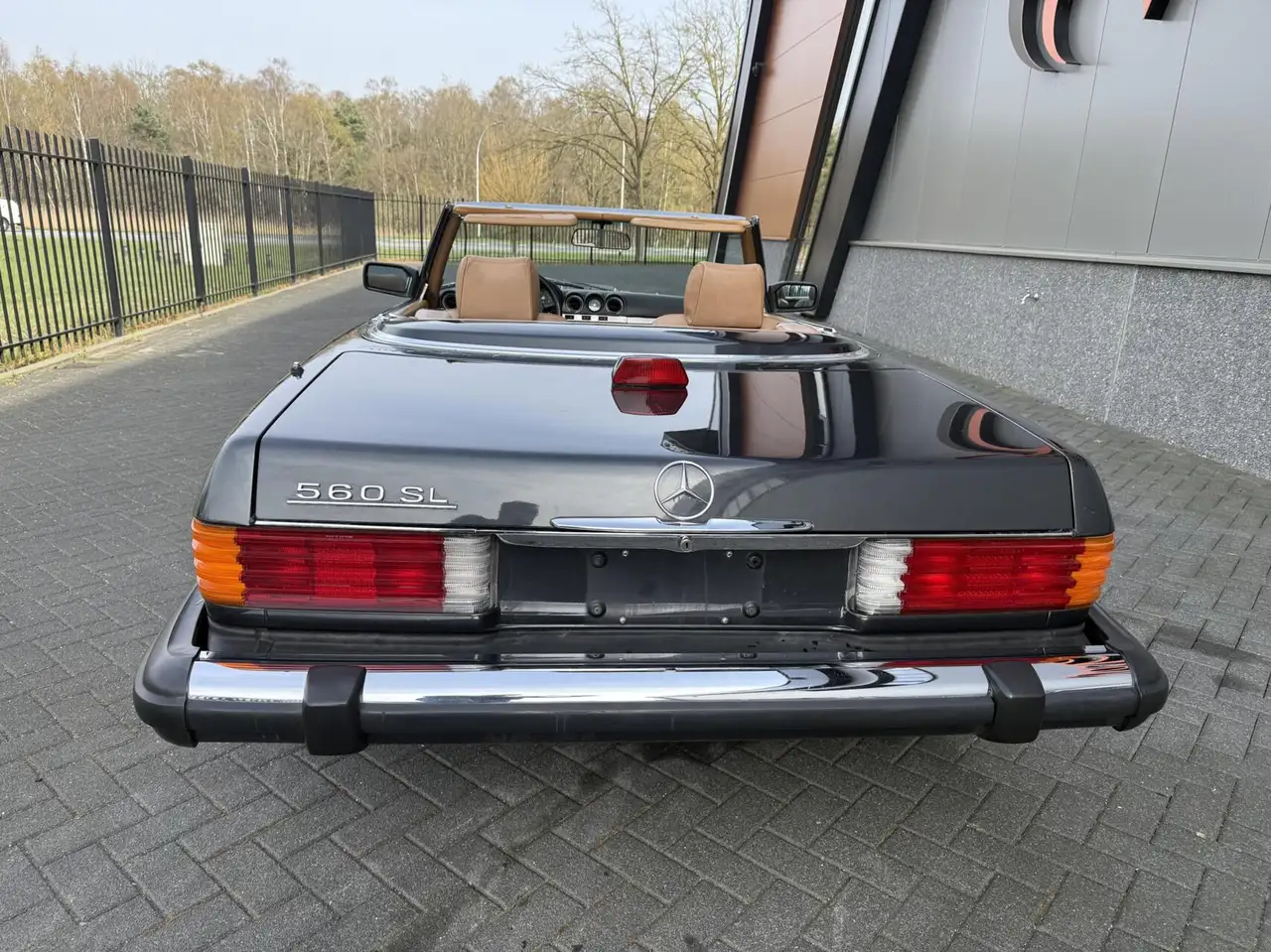 Mercedes-Benz SL 560 W107, foto 2