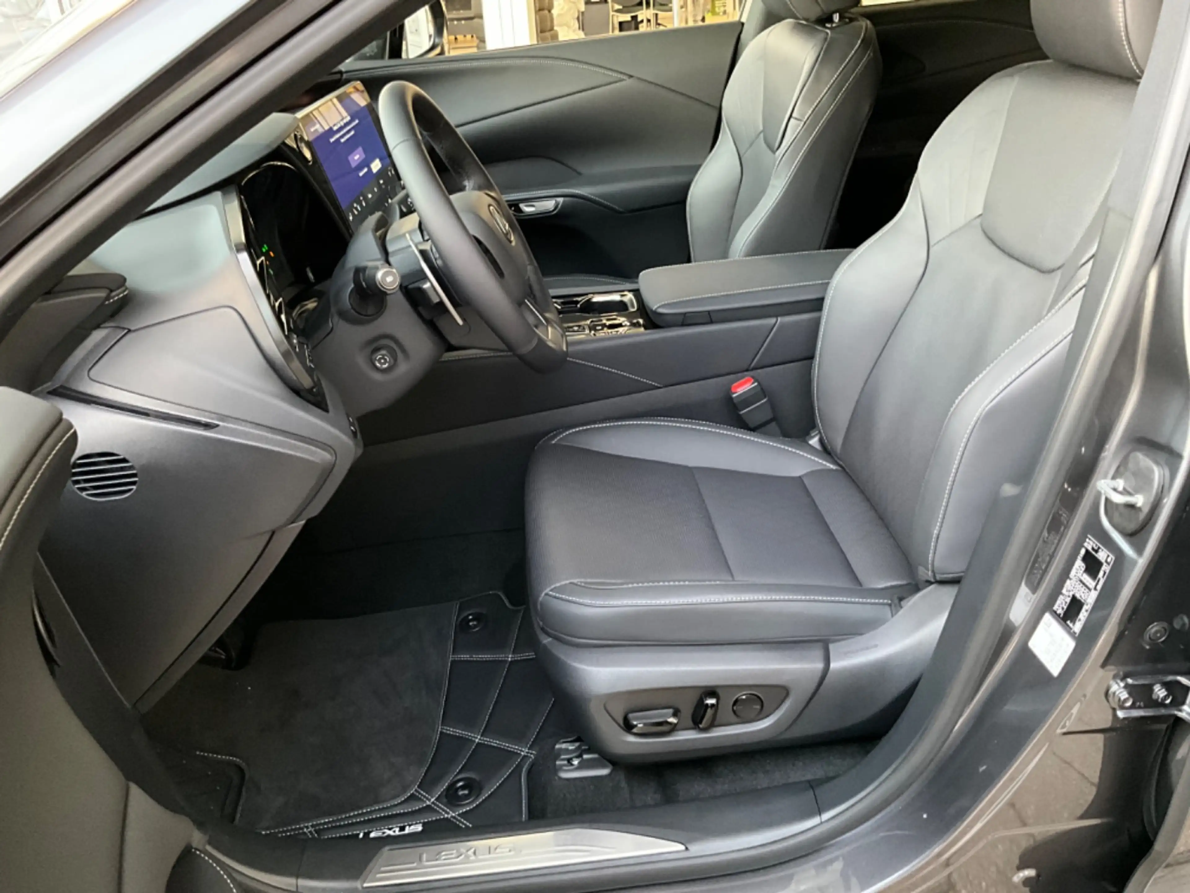 Lexus RX 350h E-FOUR F SPORT Design — photo 12