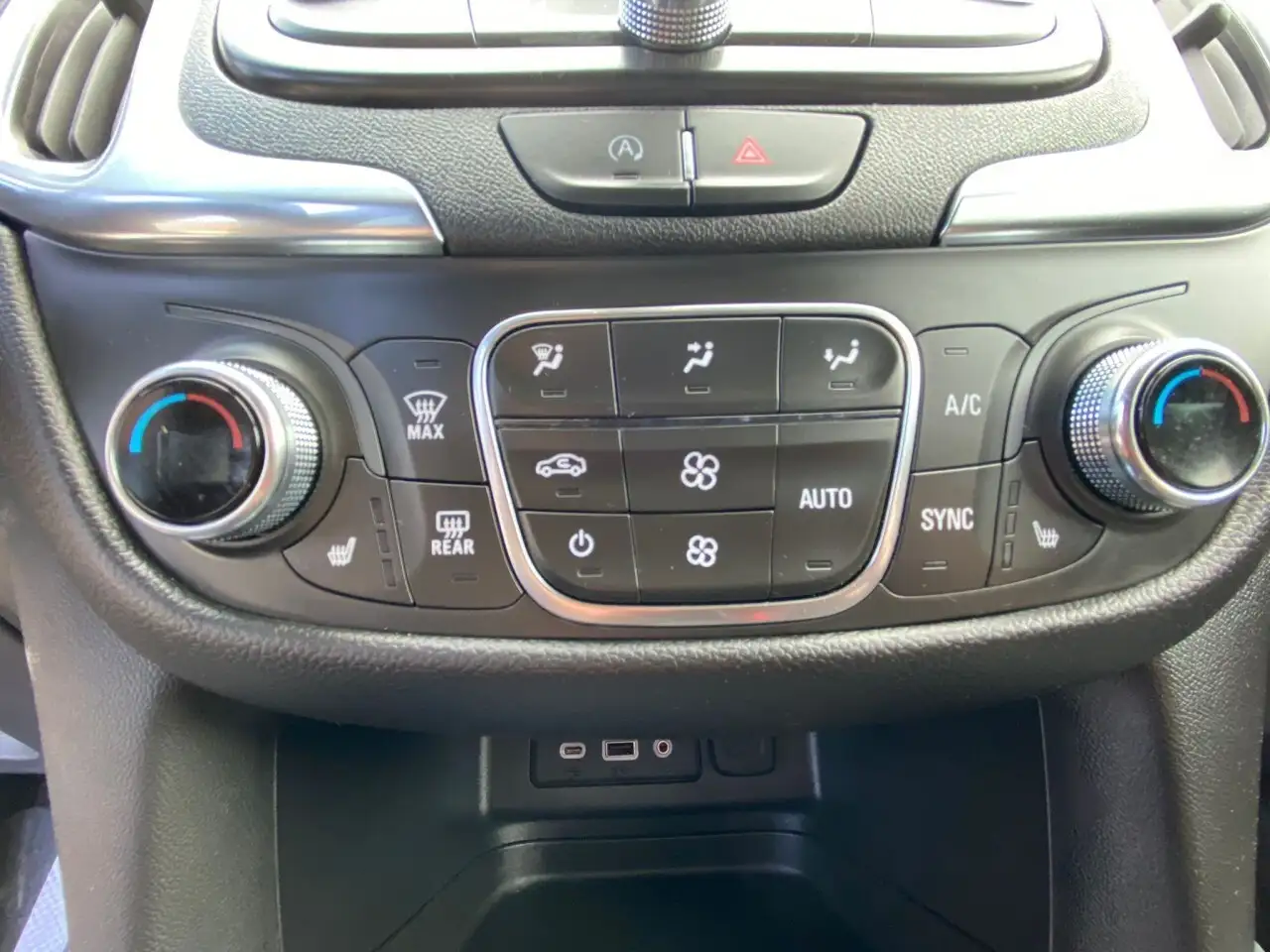 Chevrolet Equinox photo Chevrolet Equinox