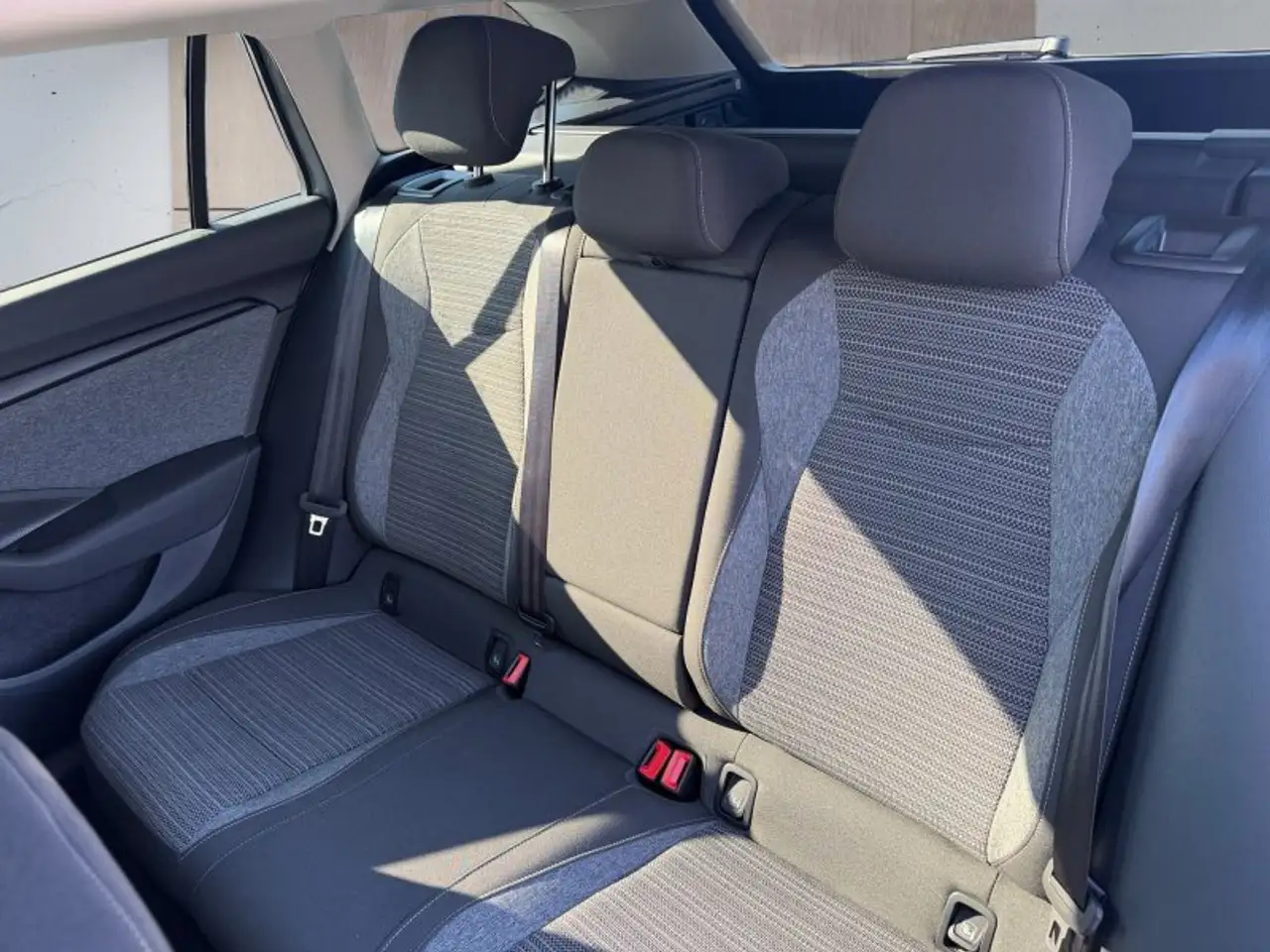 Skoda Superb Combi 2,0TDI DSG Navi/DCC/ACC/Kamera/Sitzhz. **, миниатюра 14