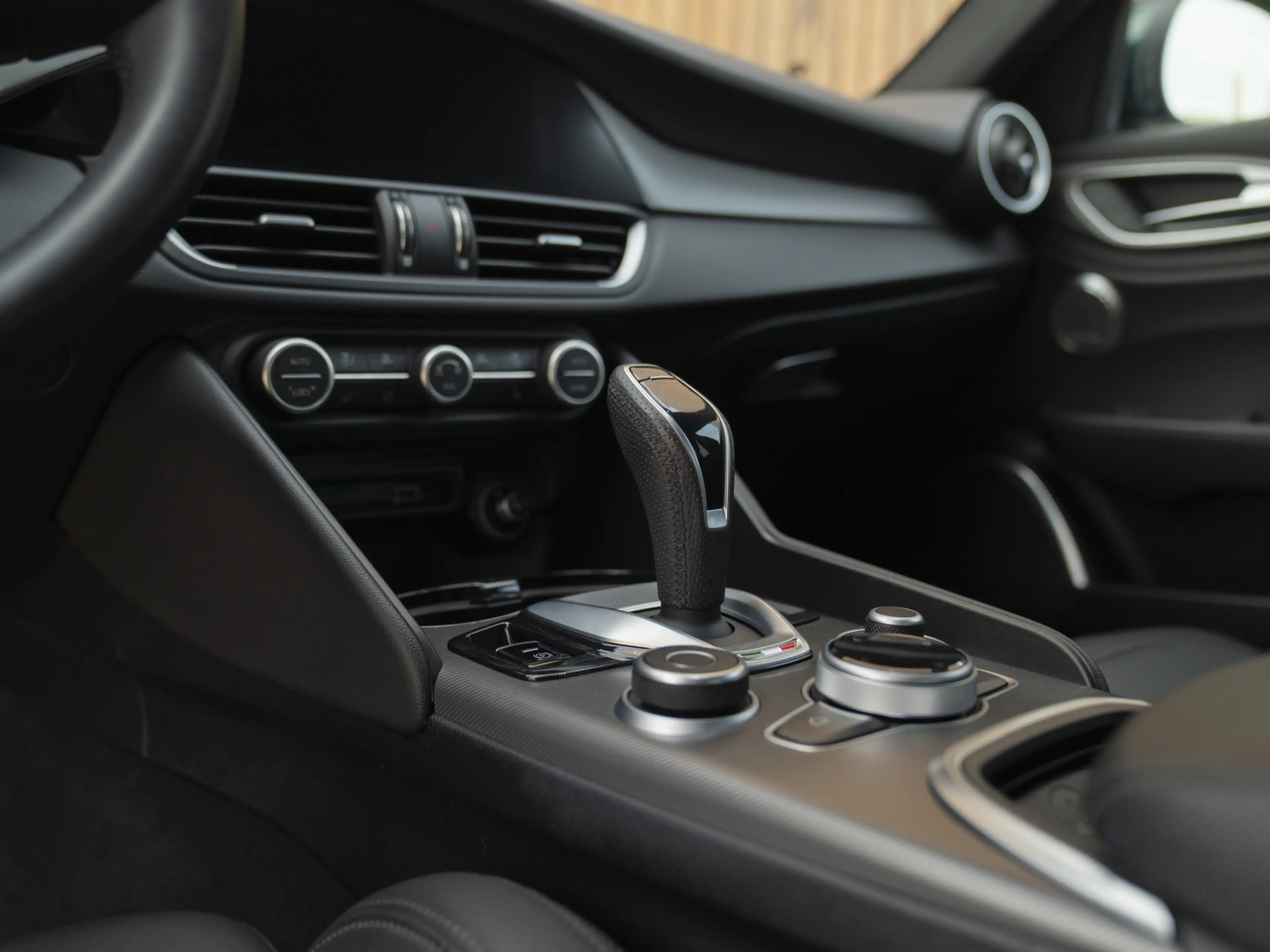 Alfa Romeo Giulia 2.0T Veloce AWD 280pk | Harman Kardon | Carplay | — photo 10