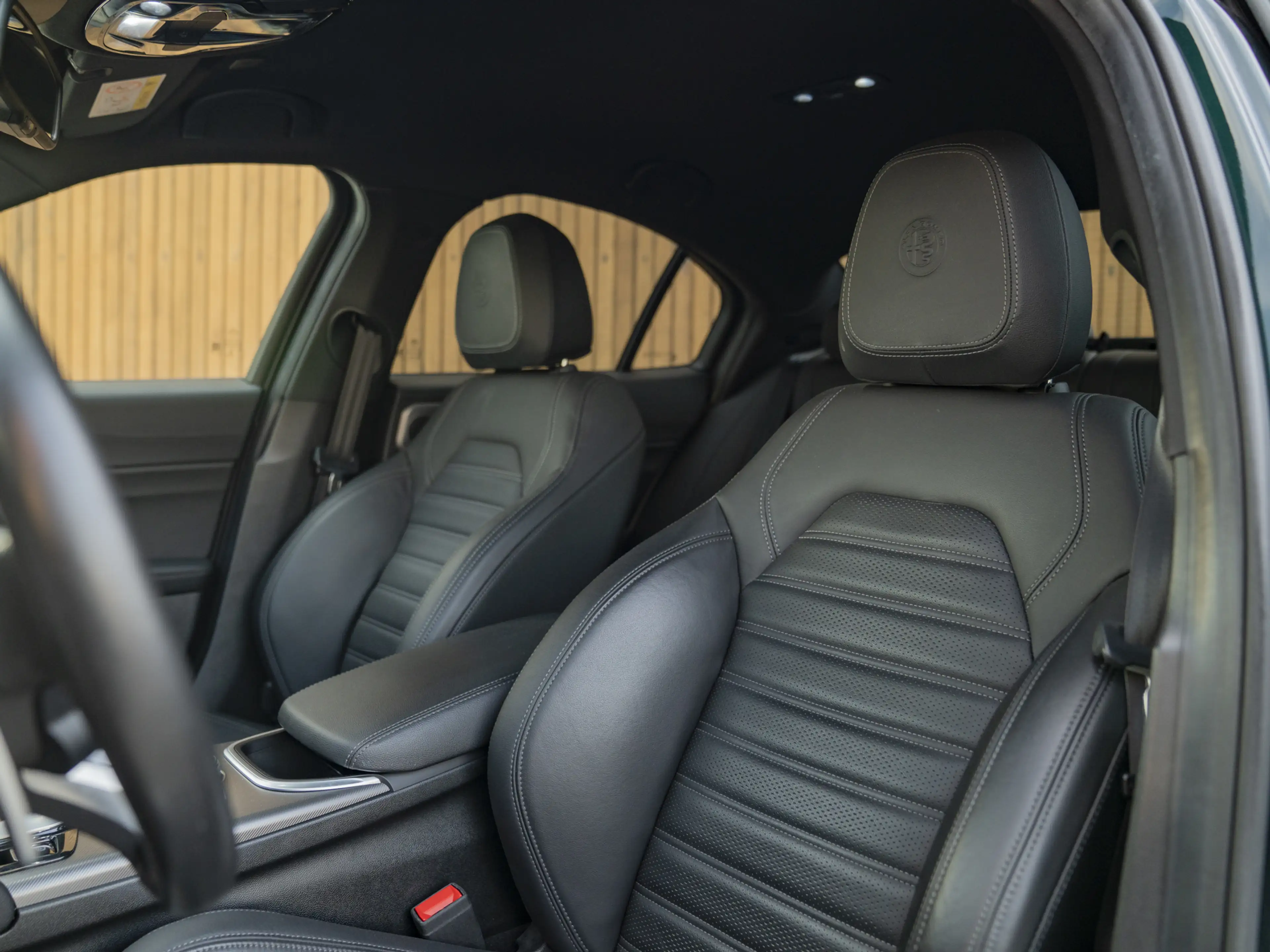 Alfa Romeo Giulia 2.0T Veloce AWD 280pk | Harman Kardon | Carplay | — photo 8