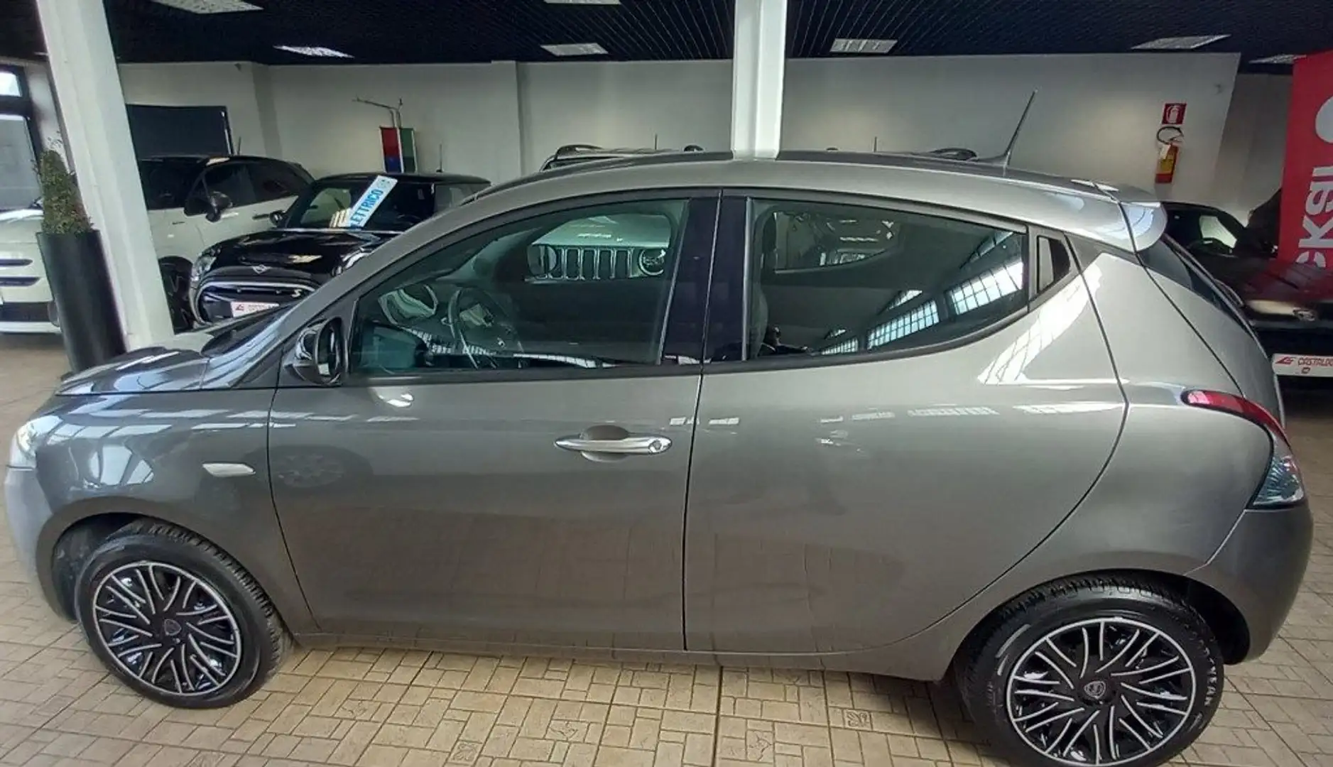 Lancia Ypsilon 1.0 FireFly 5 porte S&S Hybrid Ecochic Gold Grigio - 2