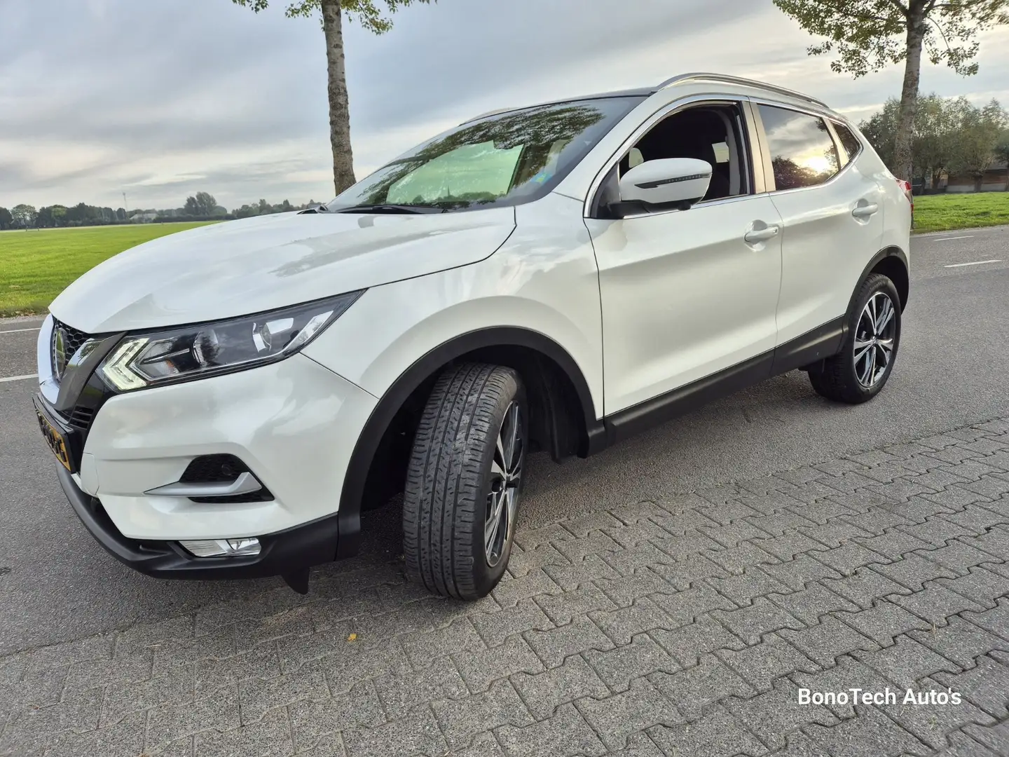 Nissan Qashqai 1.2 N-Connecta Wit - 1