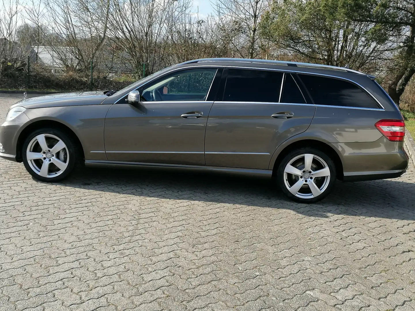 Mercedes-Benz E 500 T 4Matic BlueEFFICIENCY 7G-TRONIC Elegance AMG Gris - 2