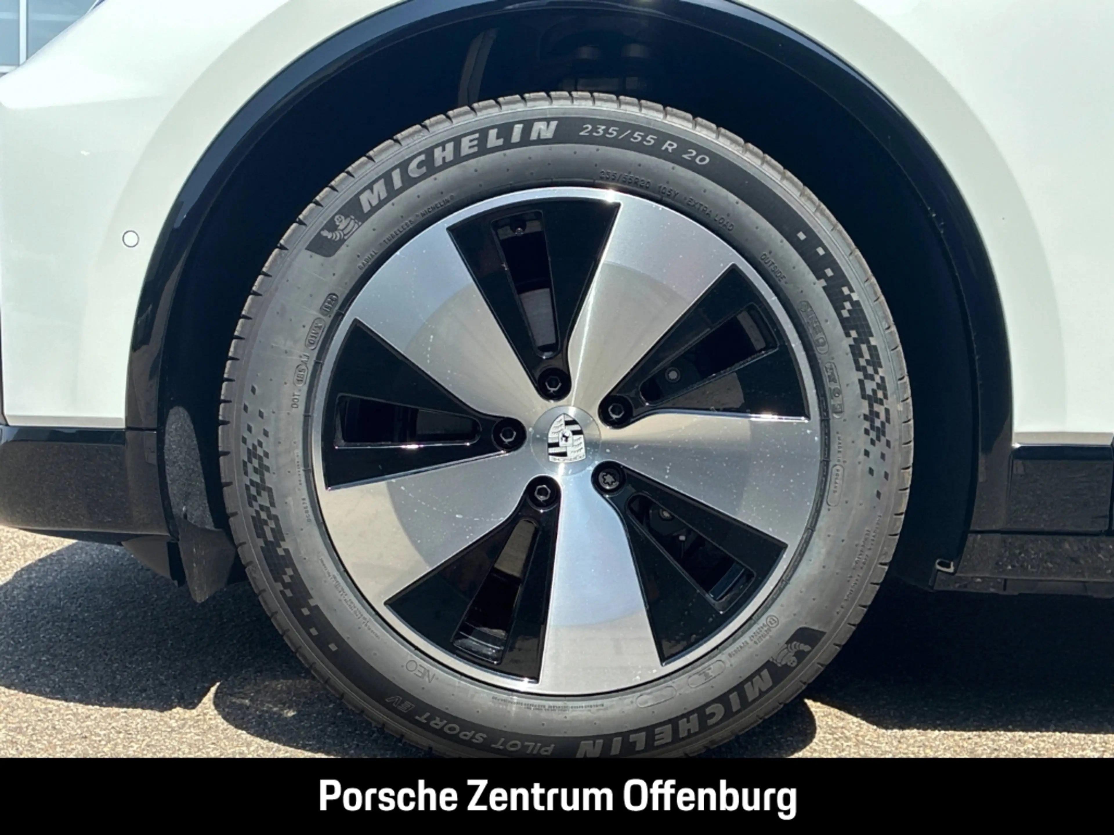 Porsche Macan — photo 8