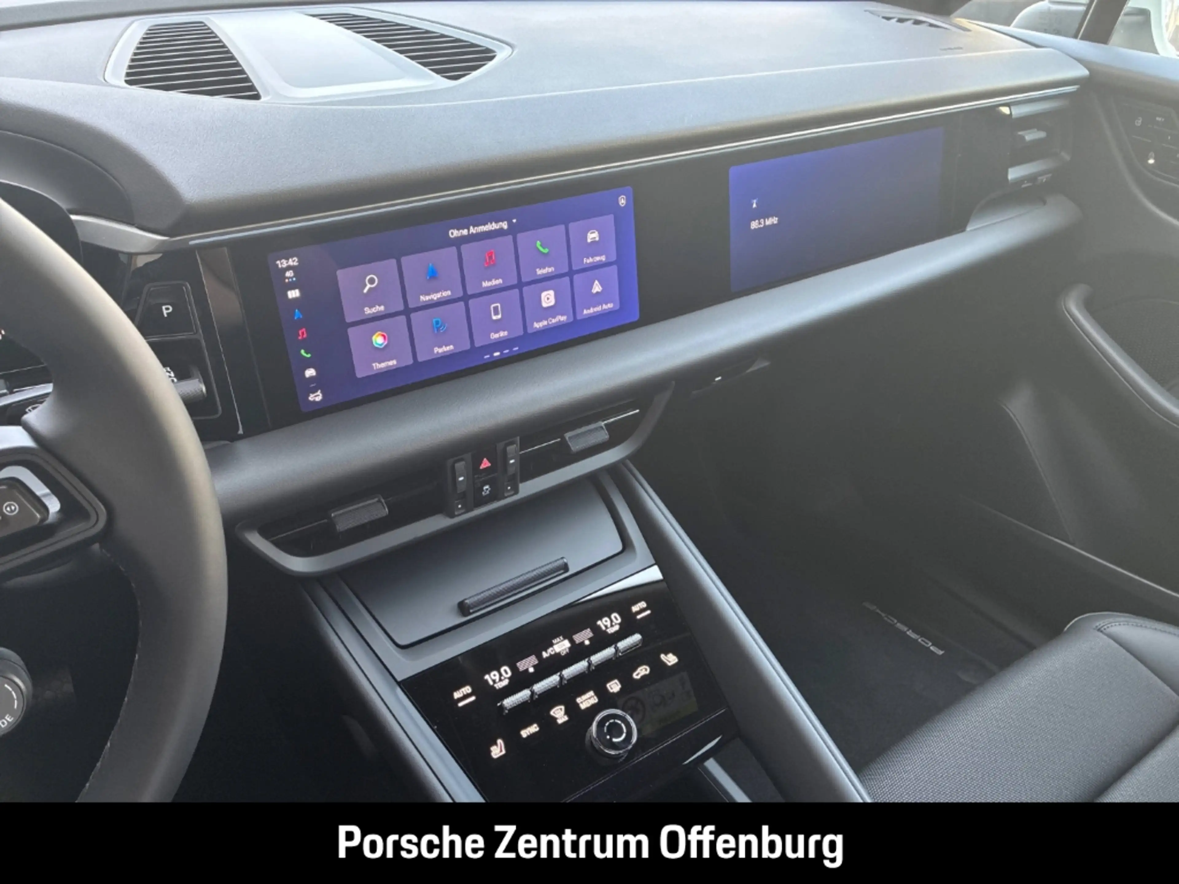 Porsche Macan — photo 14