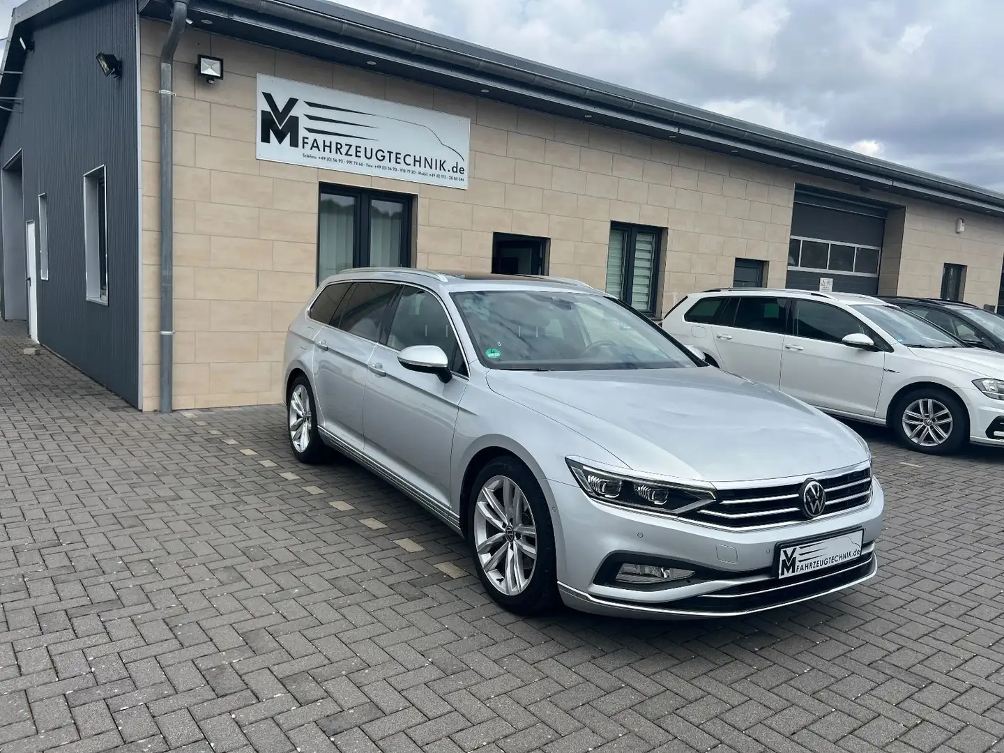 Volkswagen Passat Passa Variant Elegance LED*Pan*Kam*AHK*Vi Zilver - 1