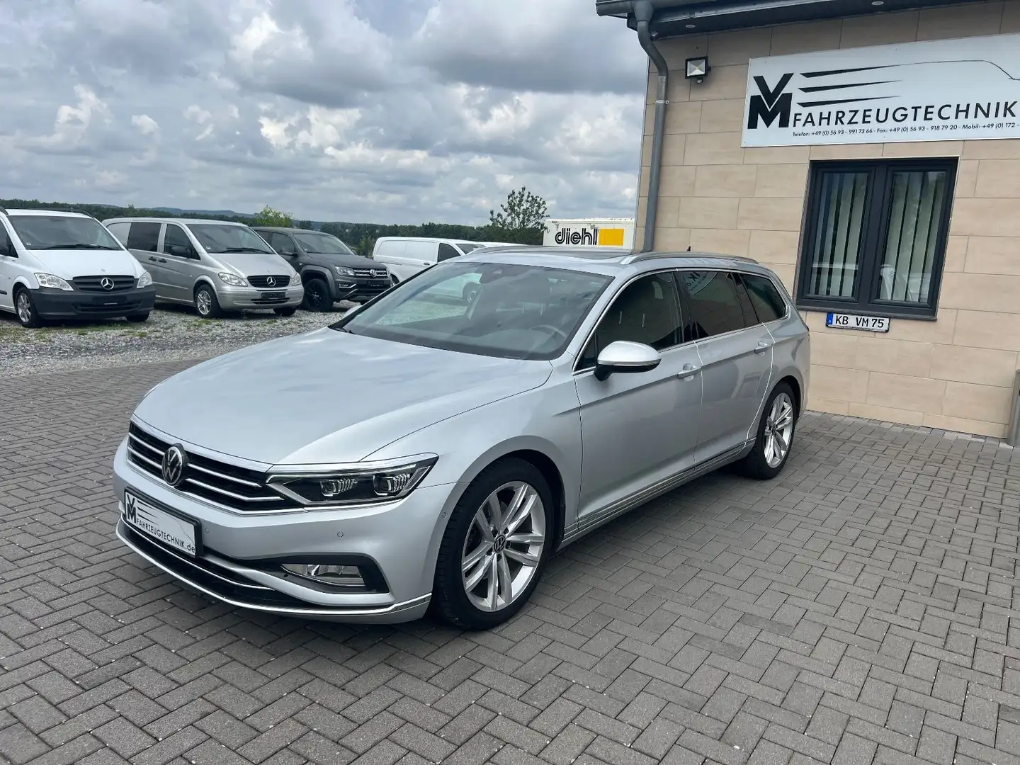 Volkswagen Passat Passa Variant Elegance LED*Pan*Kam*AHK*Vi Zilver - 2