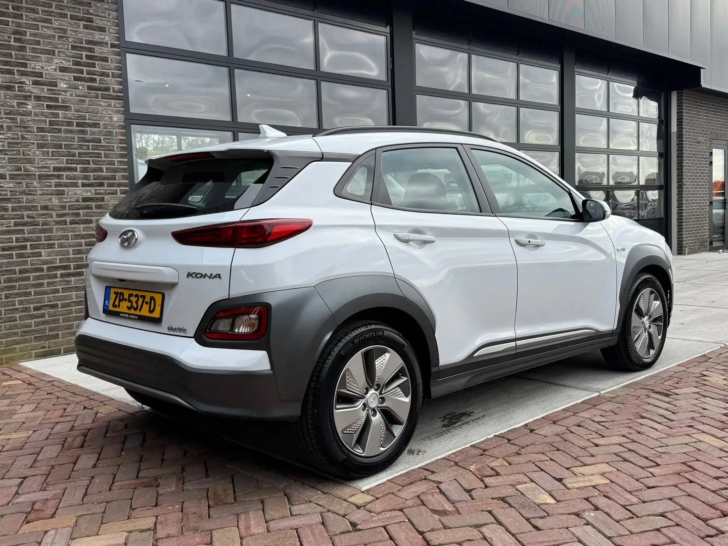 Hyundai KONA EV Comfort 64 kWh | 3-fase | 1e eigenaar | Navi | Blanc - 2